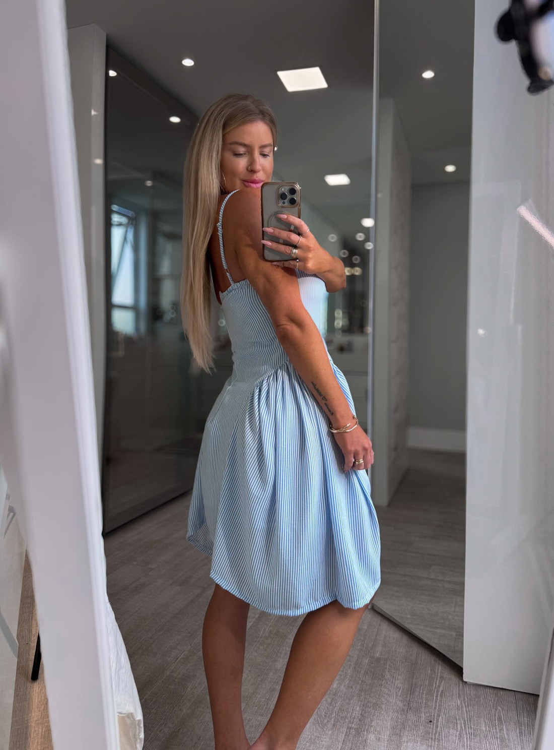 Vestido curto de alcinha soltinho com pregas  estampa de listras