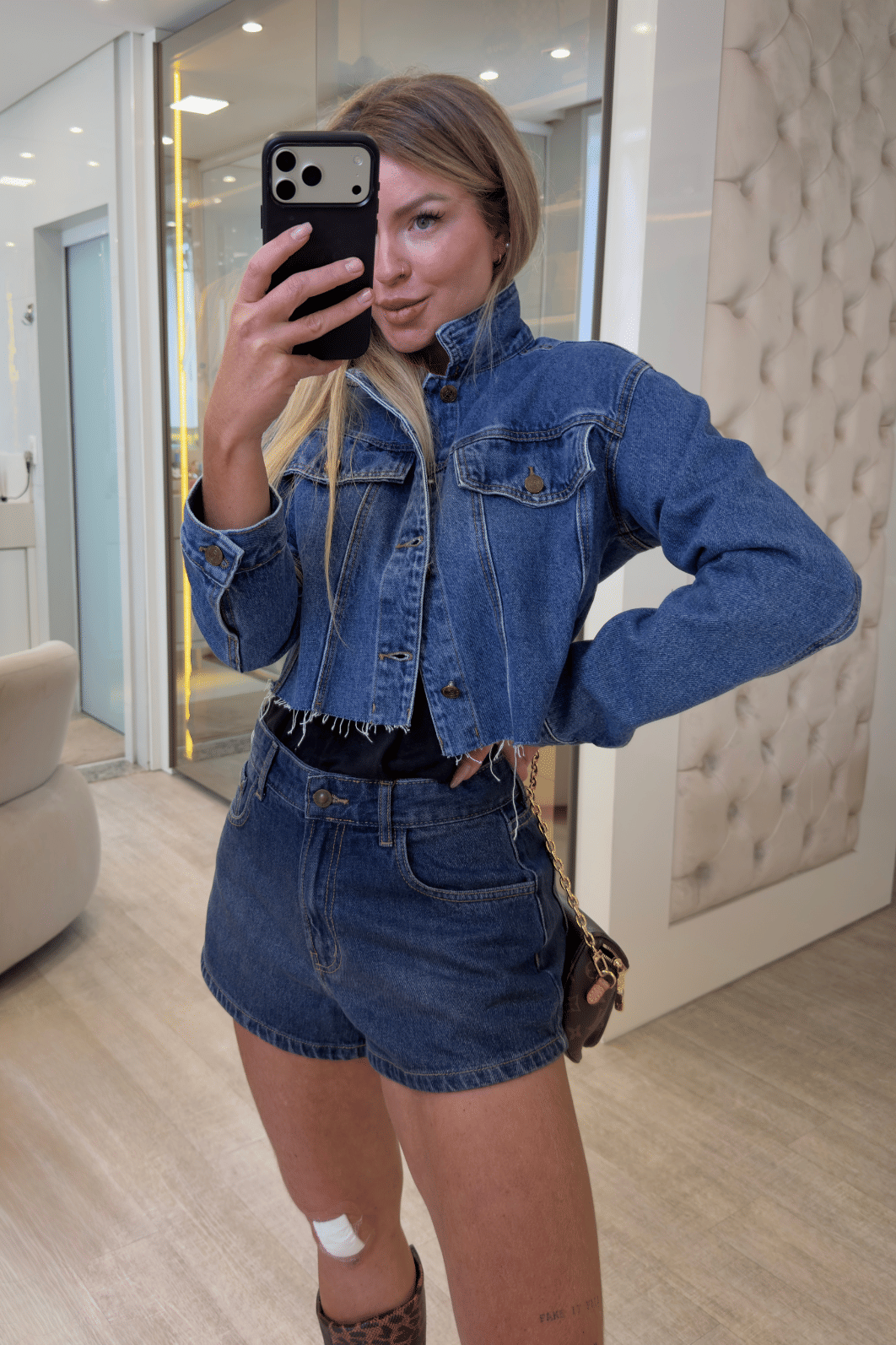 Jaqueta jeans cropped barra a fio Isabel Jaqueta jeans cropped barra a fio Isabel