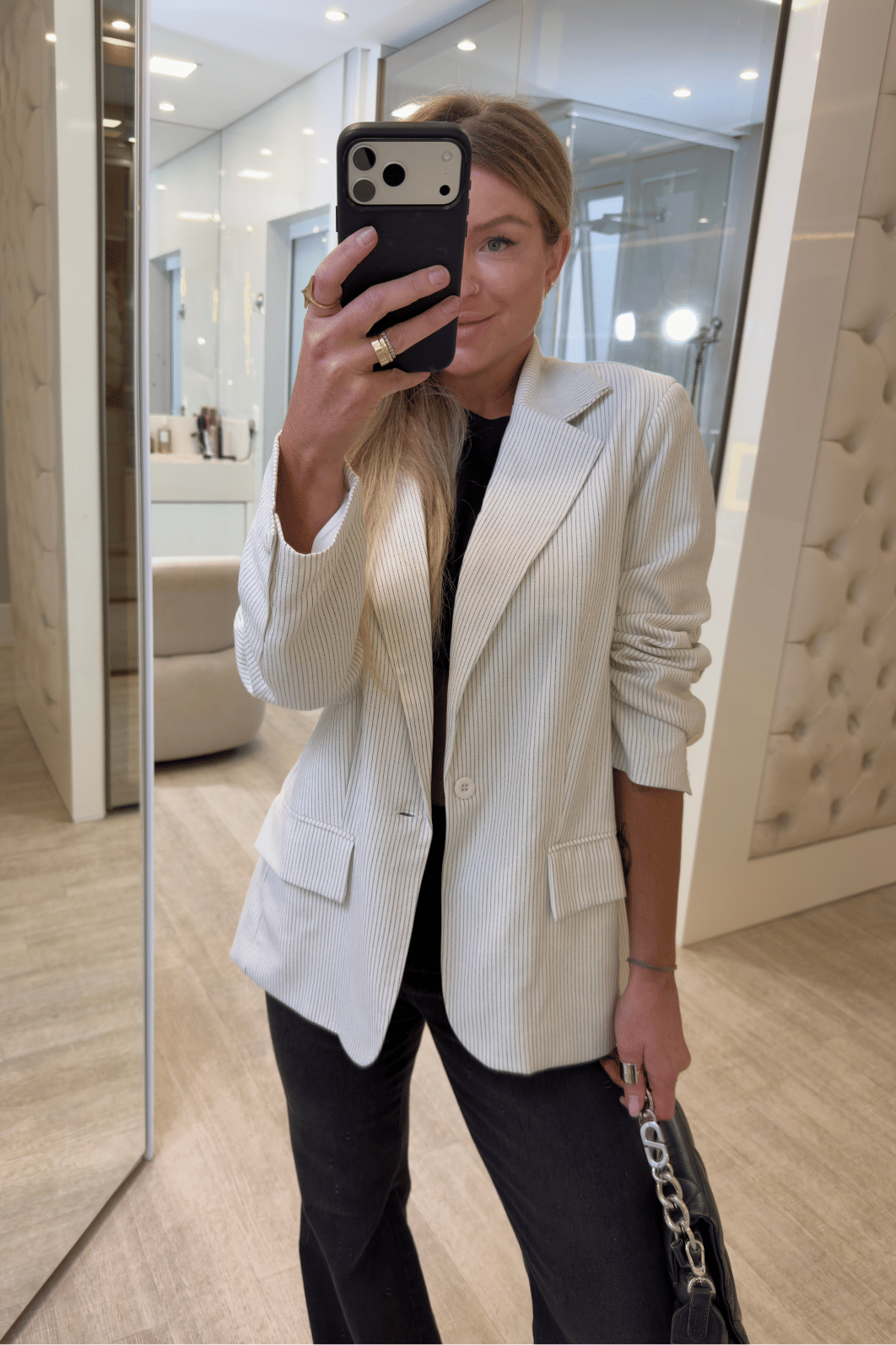 Blazer alfaiataria risca de giz com abertura nas costas Suelen Blazer alfaiataria risca de giz com abertura nas costas Suelen