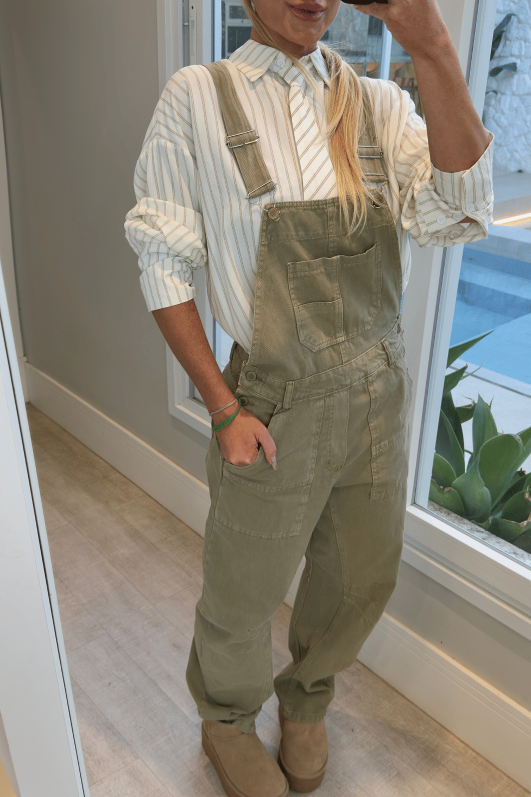 Camisa off risca de giz com Gravata Larissa Camisa off risca de giz com Gravata Larissa