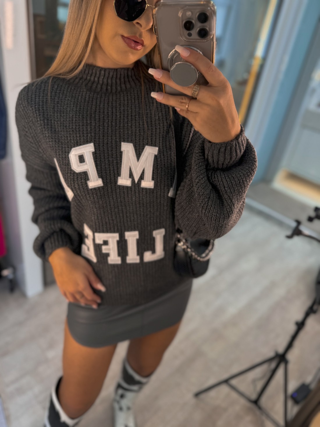 Blusa de tricô com bordado simple life