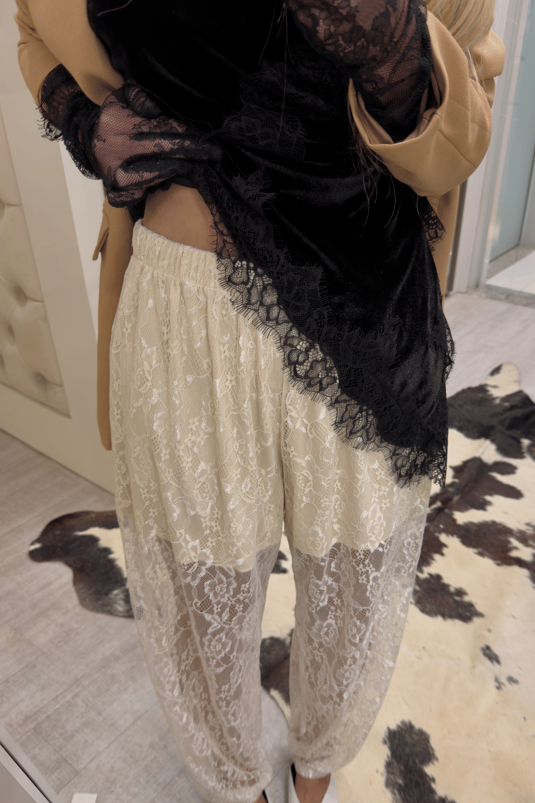 Blusa assimétrica em veludo com renda Mia Blusa assimétrica em veludo com renda Mia