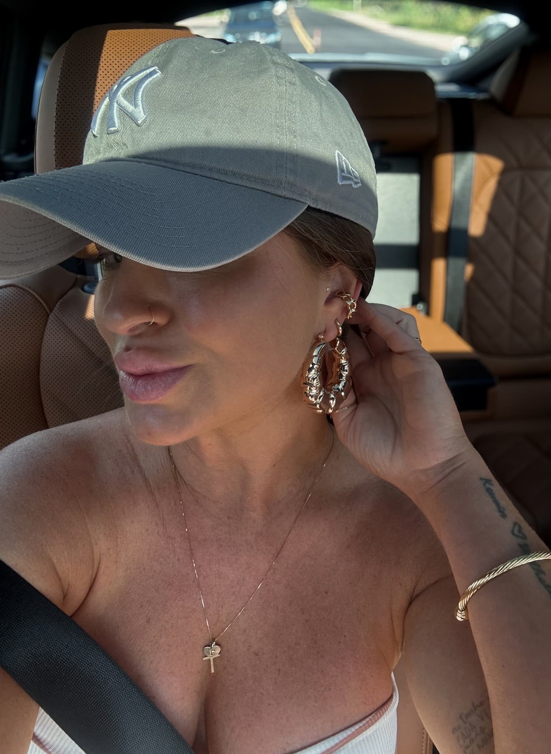 Brinco redondo trabalhado Dourado