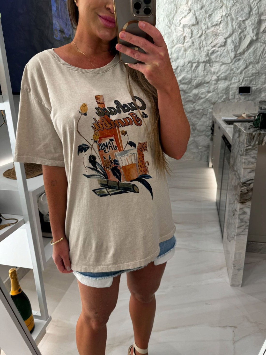 Camiseta alongada bege estampa jambú Camiseta alongada bege estampa jambú