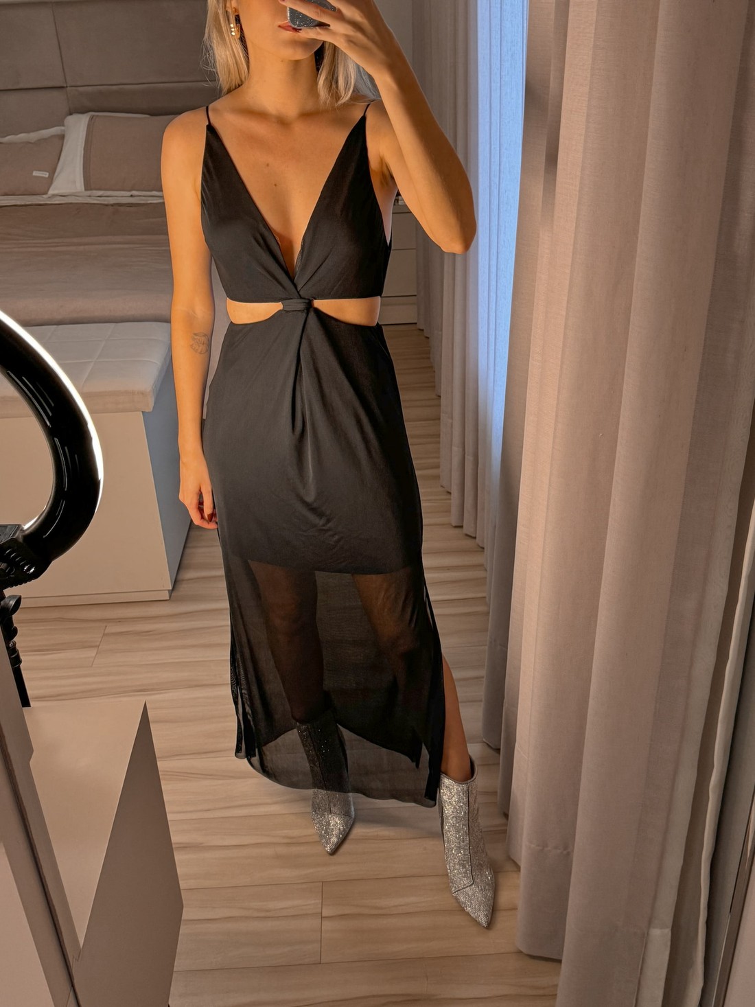 Vestido midi em tule com detalhes em recorte e fendas laterais