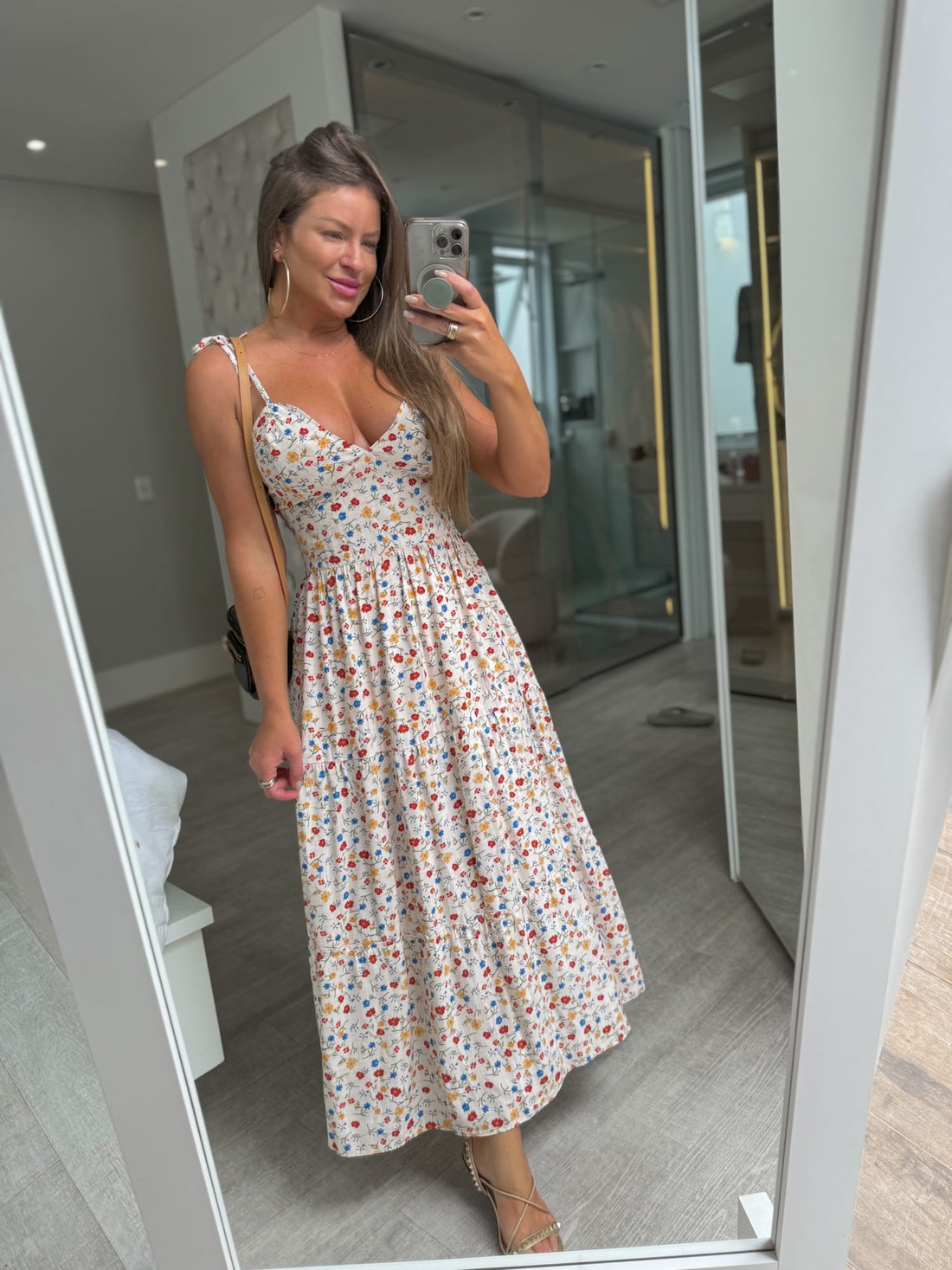 Vestido midi de alcinhas bege estampa flores coloridas Eliza