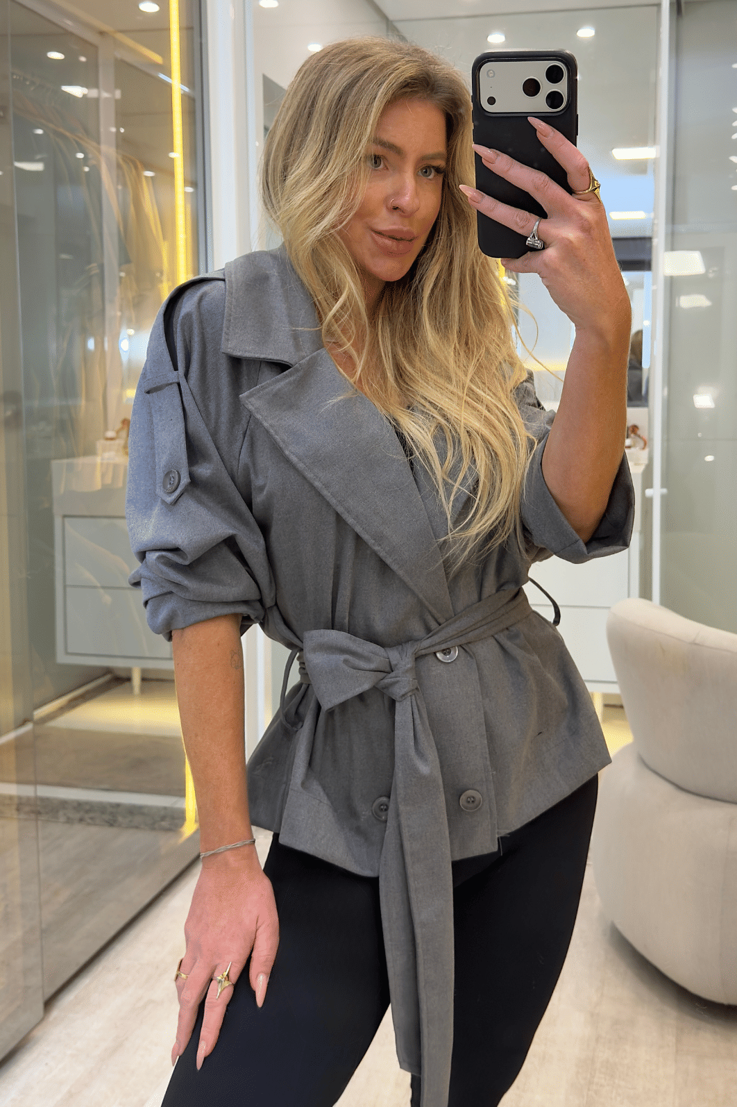 Casaco trench coat curto com cinto Casaco trench coat curto com cinto