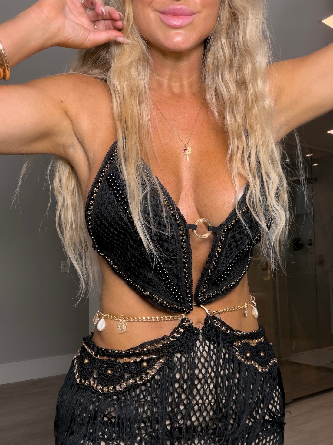 Vestido curto com recortes e vazado e miçangas Dila