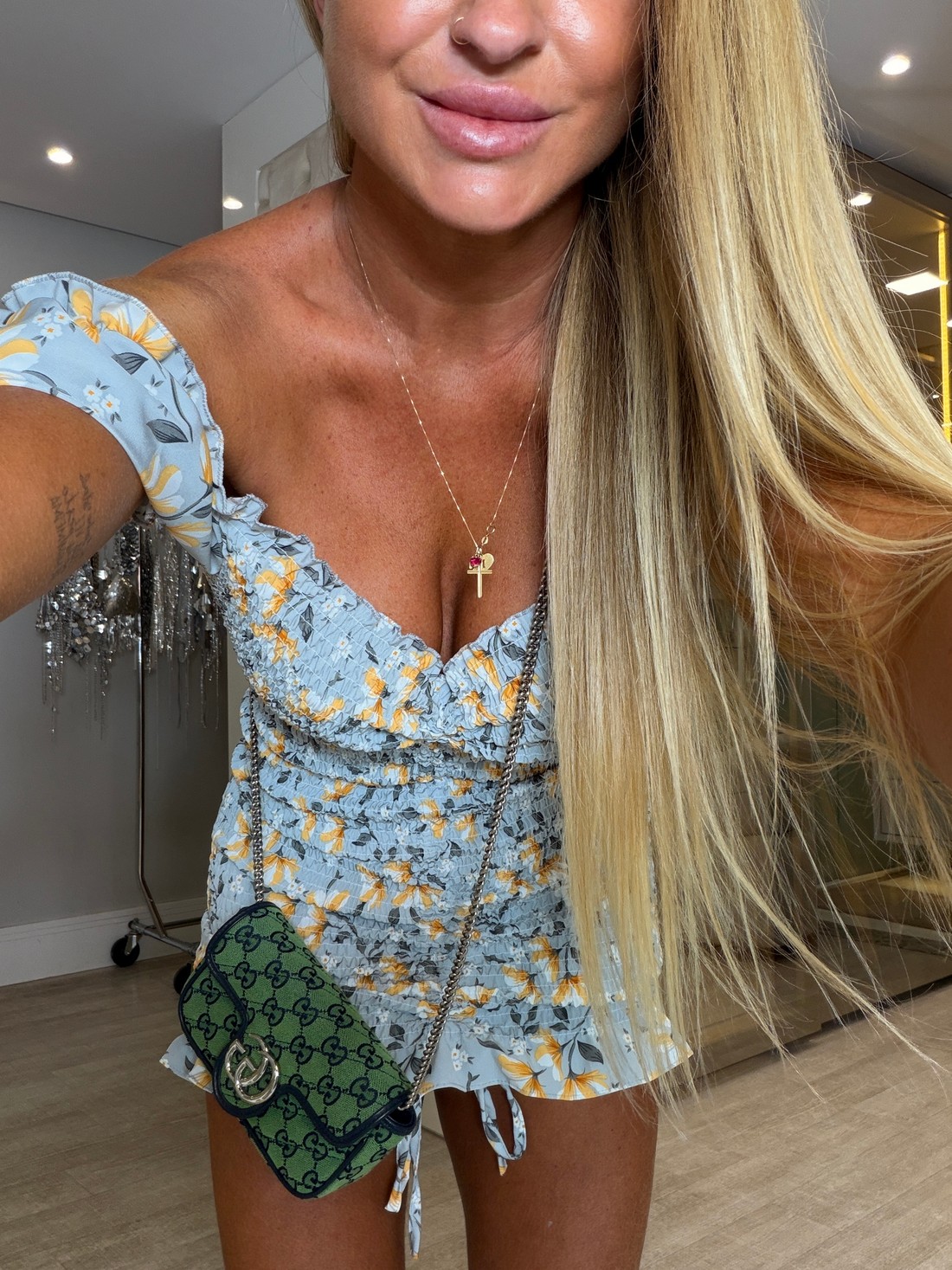 Vestido cereja Cinza com estampa de flores Vestido cereja Cinza com estampa de flores