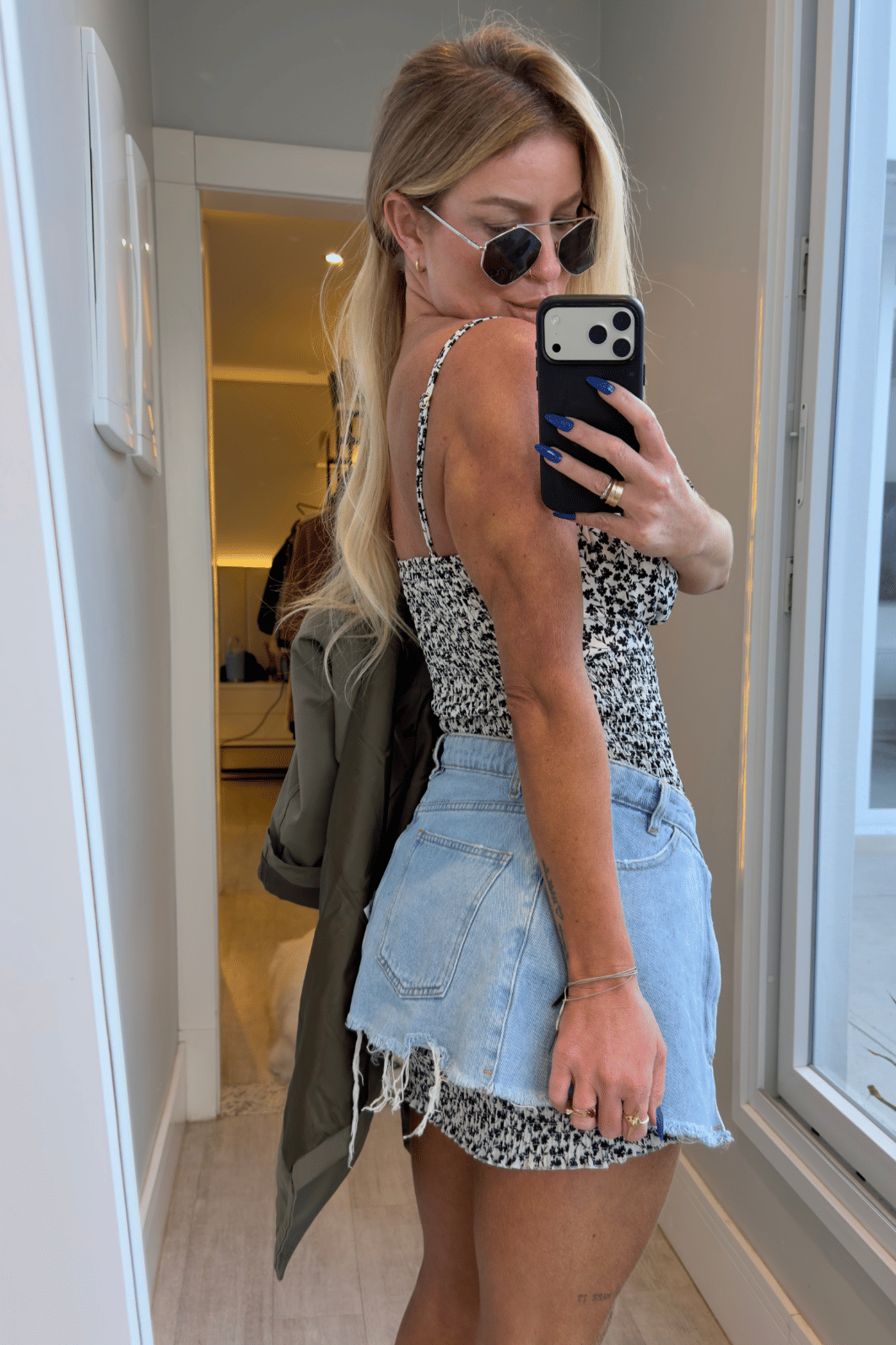 Vestido sheila branco com estampa de flores preto