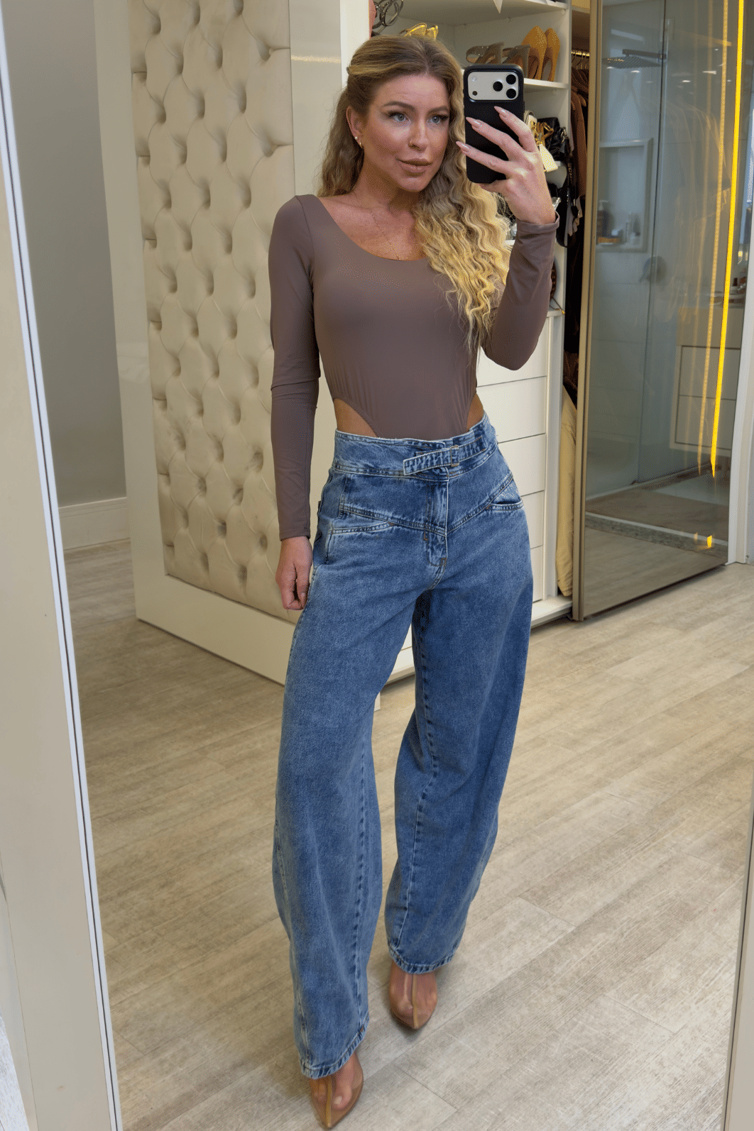 Calça jeans Barrel com detalhes em costura e Lapela Calça jeans Barrel com detalhes em costura e Lapela