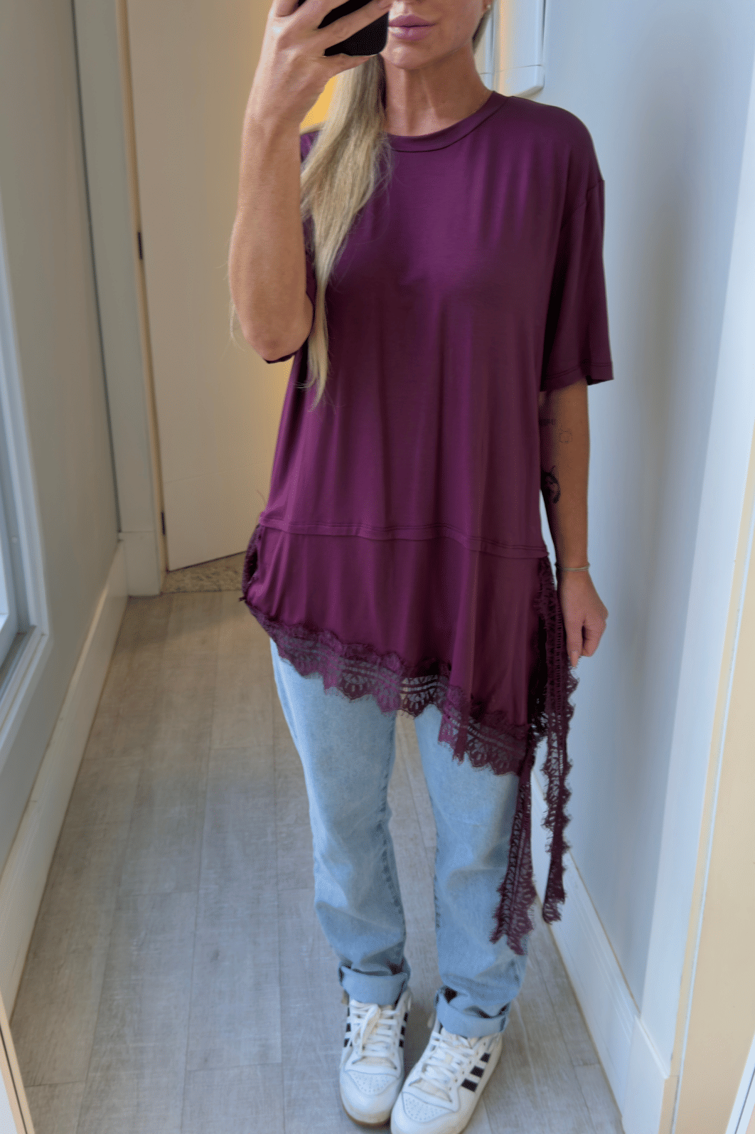 Camiseta assimétrica VINHO com renda Lígia Camiseta assimétrica VINHO com renda Lígia