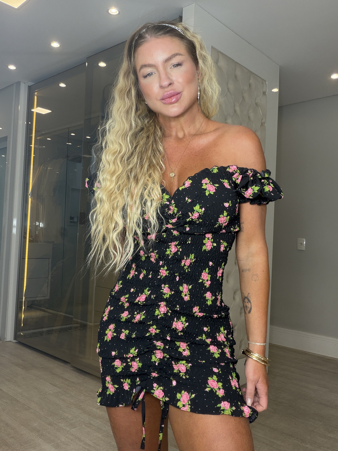 Vestido cereja preto com flores rosas