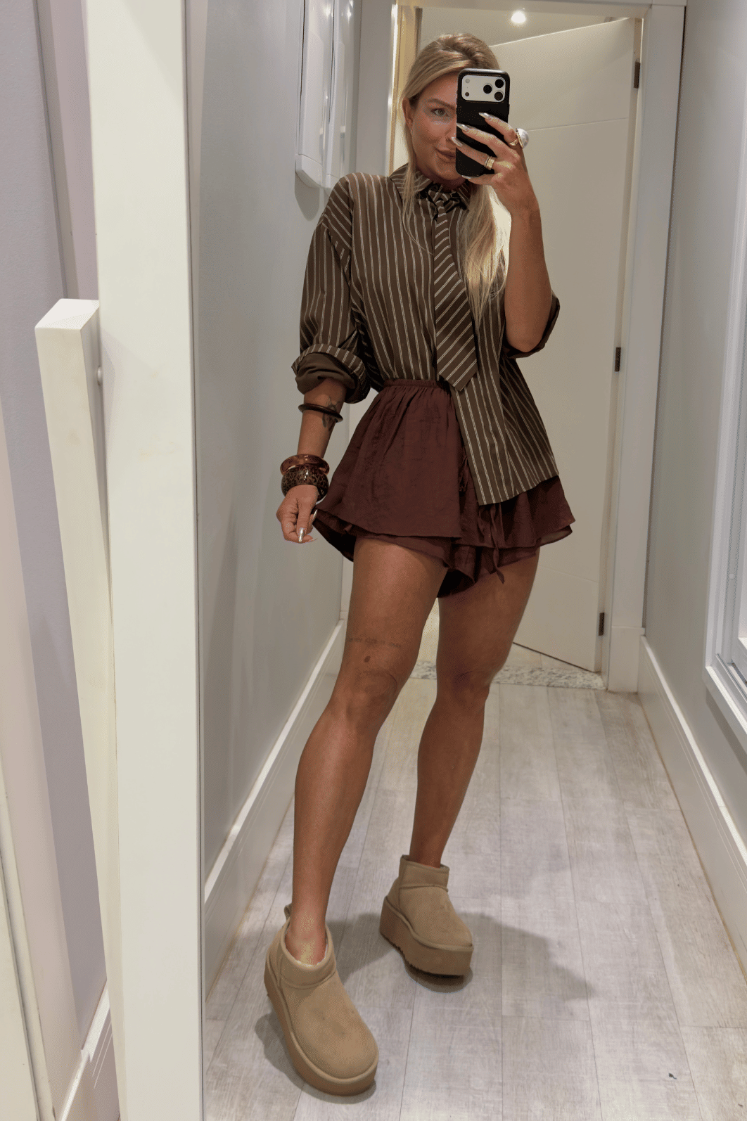 Short saia com babados Lilian Marrom Café