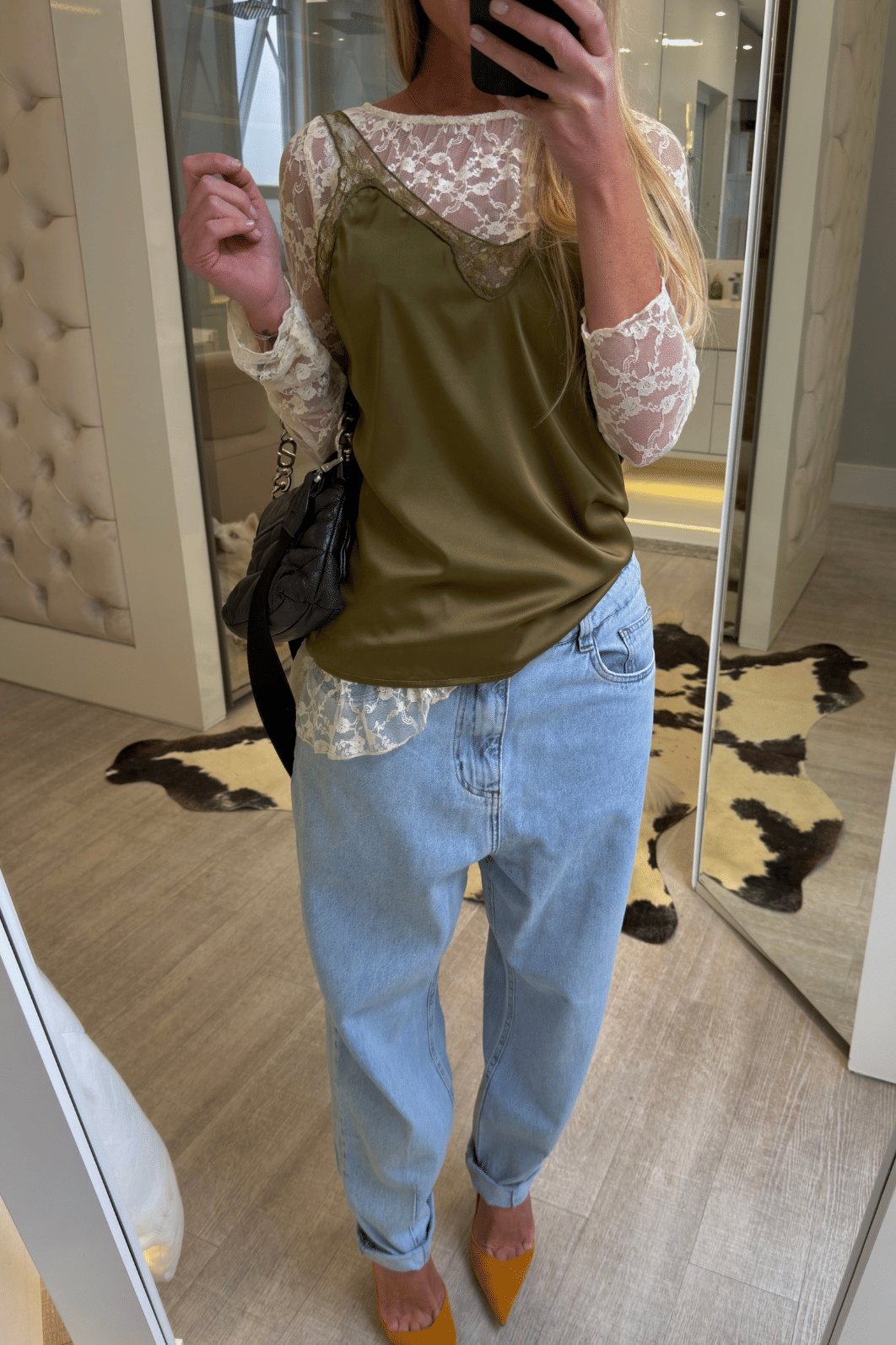 Blusa assimétrica em renda manga longa Melissa Blusa assimétrica em renda manga longa Melissa