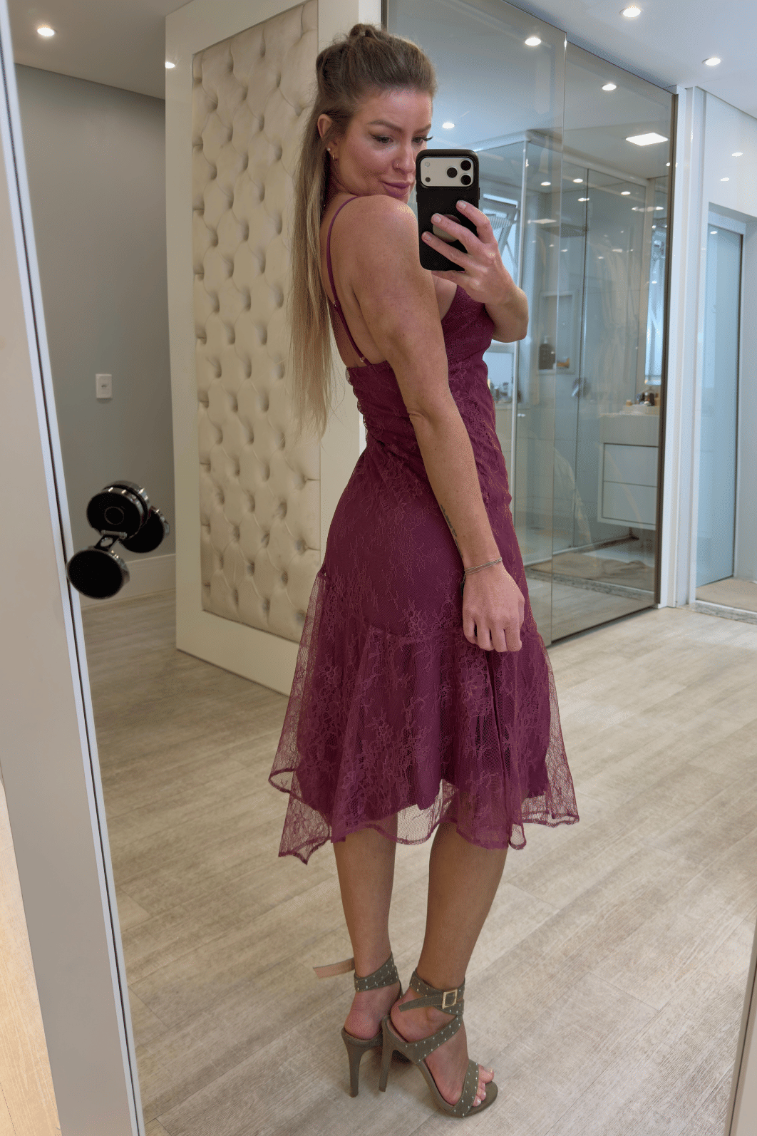Vestido midí de alcinha em renda Inara Vestido midí de alcinha em renda Inara