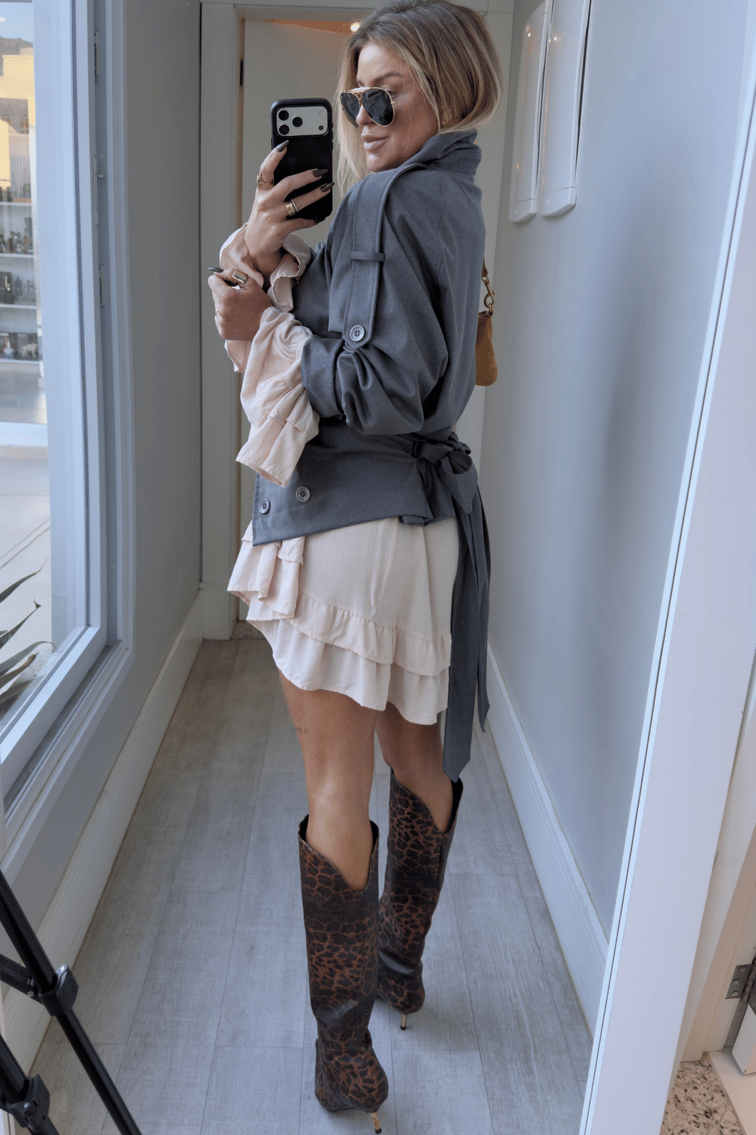 Casaco trench coat curto com cinto Casaco trench coat curto com cinto