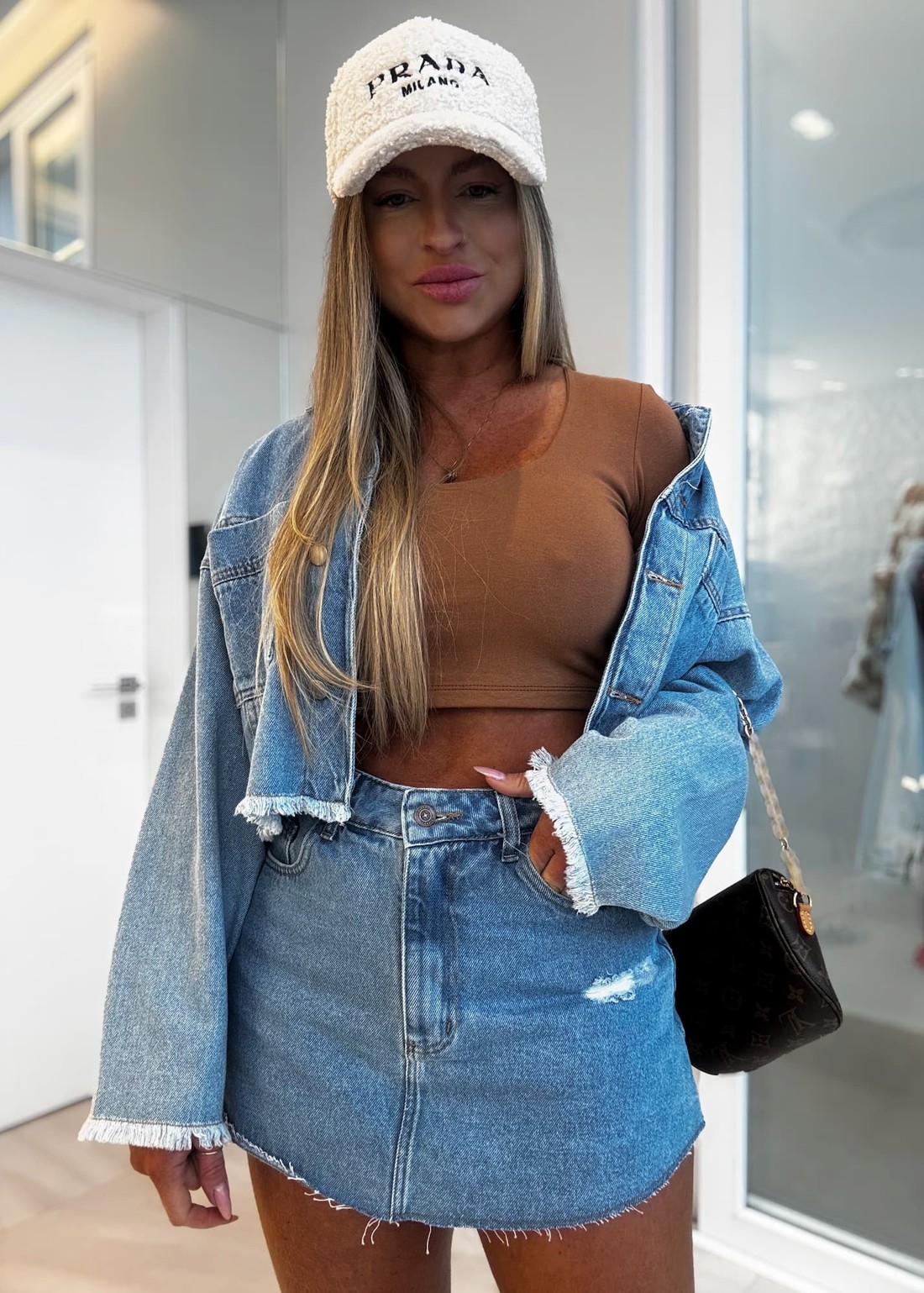 Short saia jeans barra corte à fio