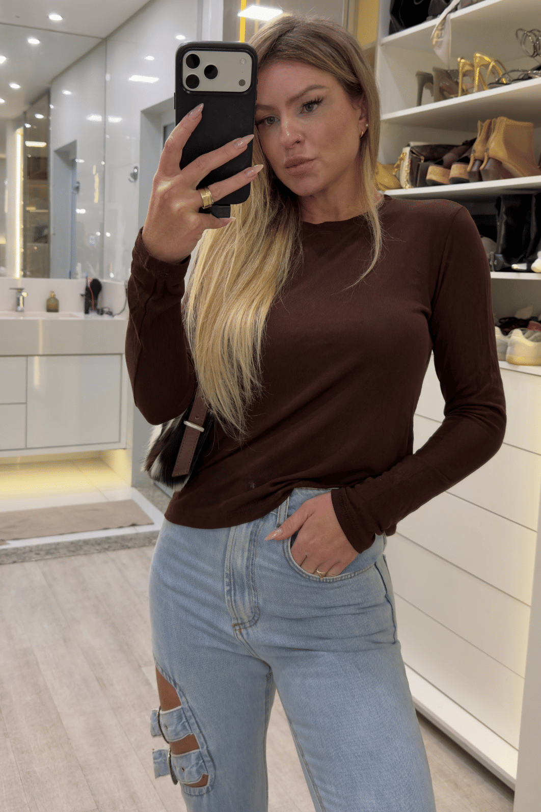 Calça jeans com fivelas na lateral Calça jeans com fivelas na lateral
