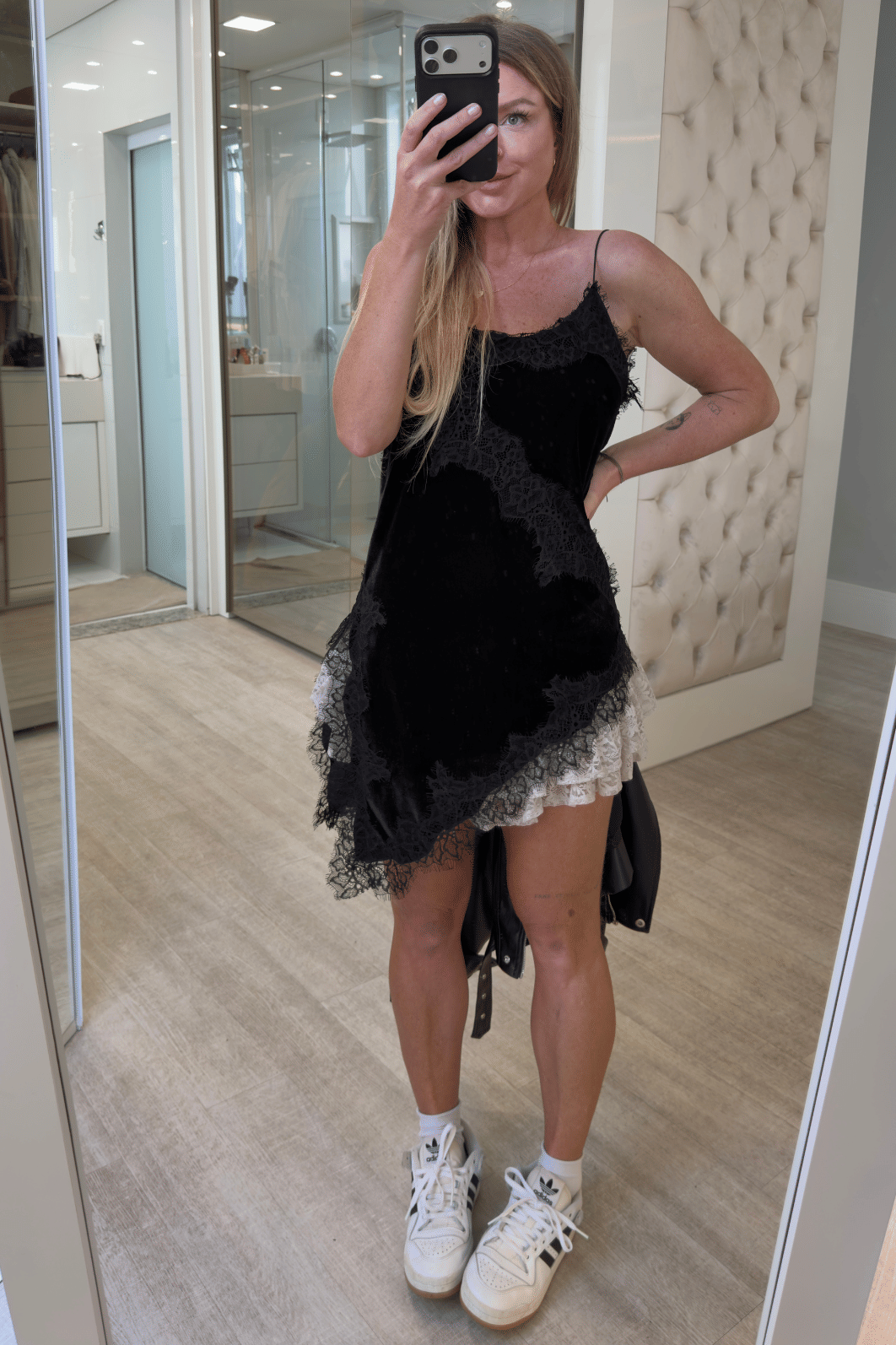 Blusa assimétrica em veludo com renda Mia Blusa assimétrica em veludo com renda Mia