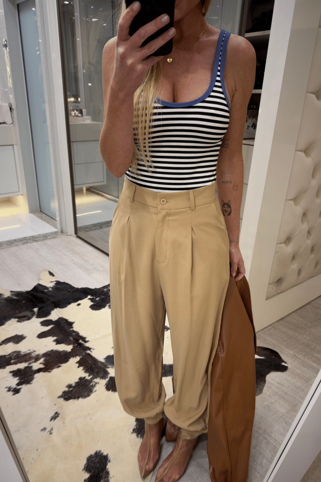 Calça Aladim com pregas Tabata Calça Aladim com pregas Tabata