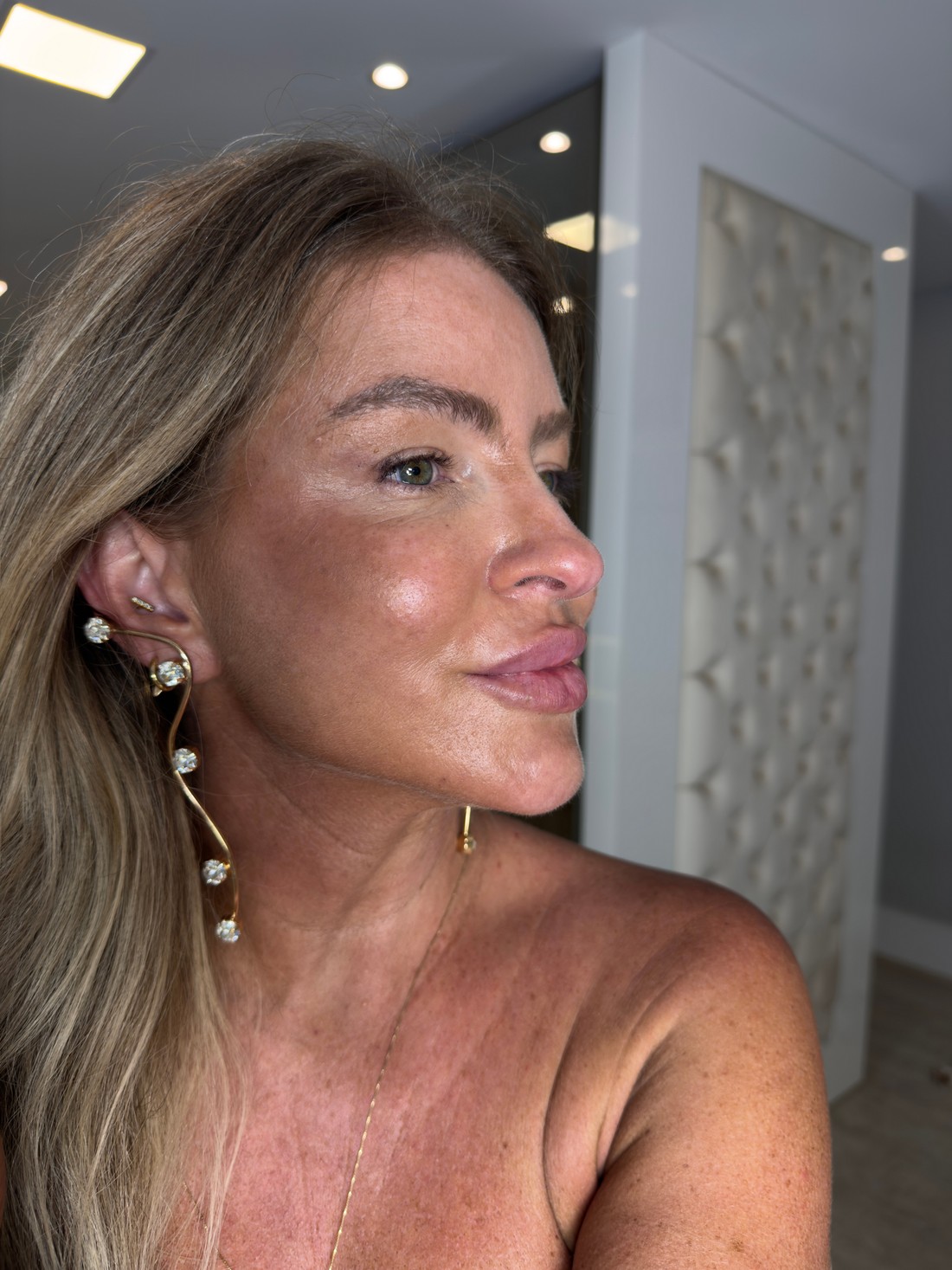 Brinco pendurado Pontos de luz dourado Brinco pendurado Pontos de luz dourado