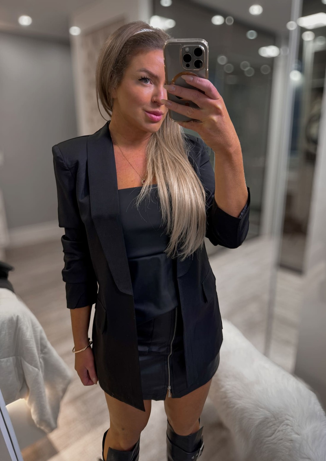 Short saia de couro sintético preto com zíper e bolsos carmem