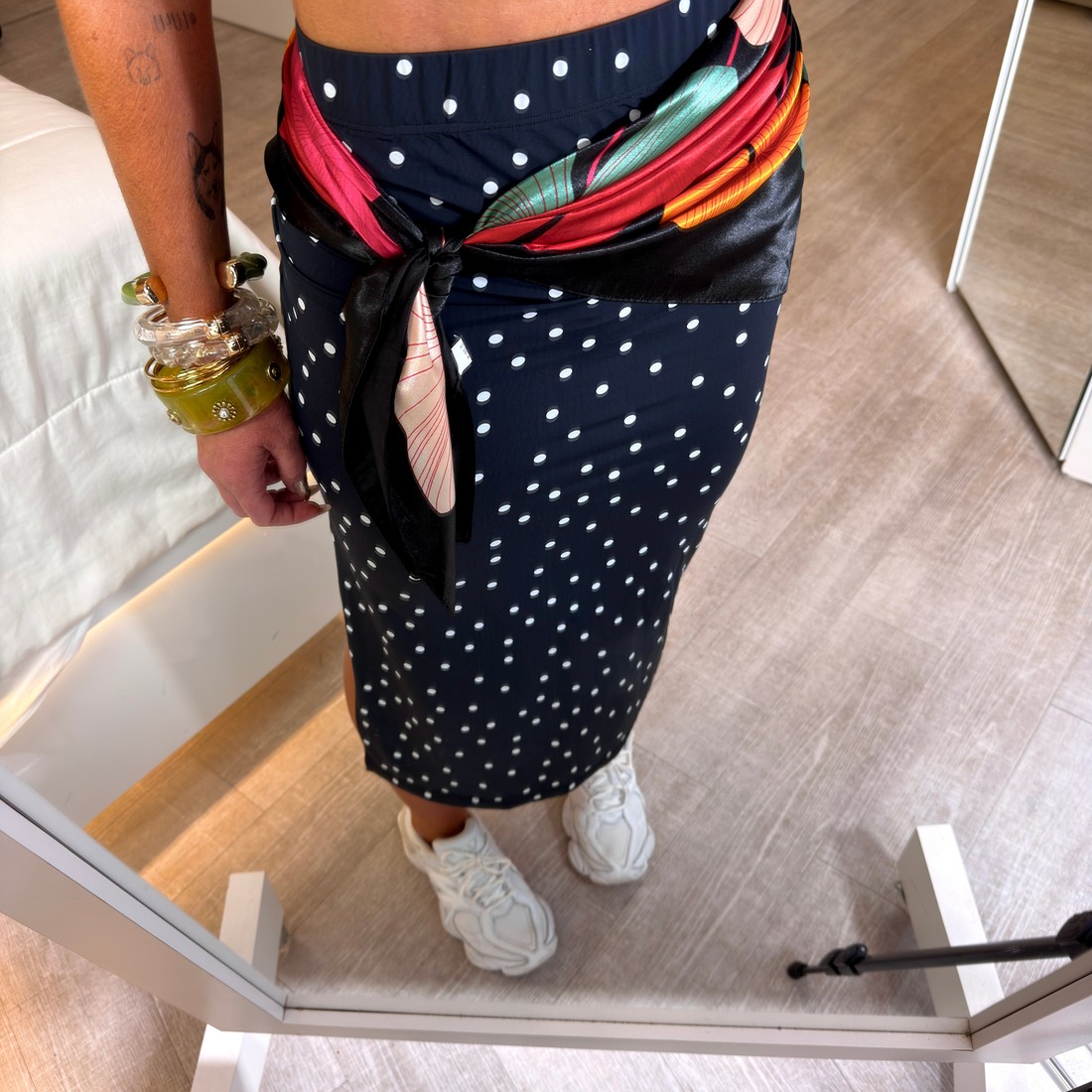 Saia midí estampa de Poá Saia midí estampa de Poá