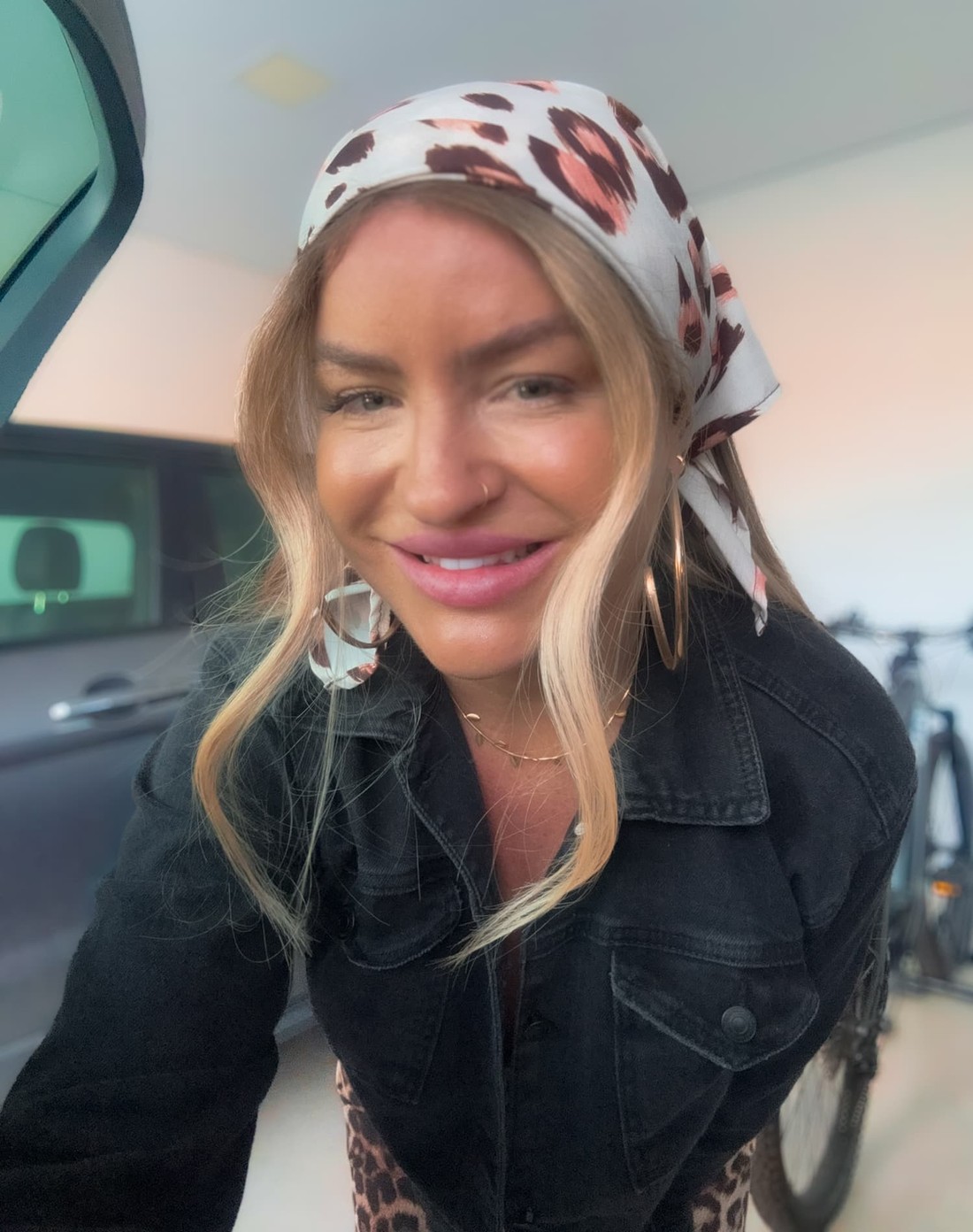 Lenço off white com estampa onça Lenço off white com estampa onça