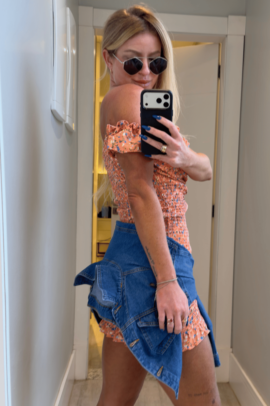 Vestido cereja laranja com estampa de  flores