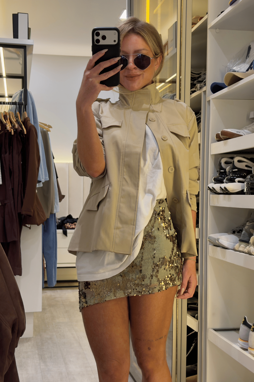 Saia de ponta em renda com aplicação de paetê calista