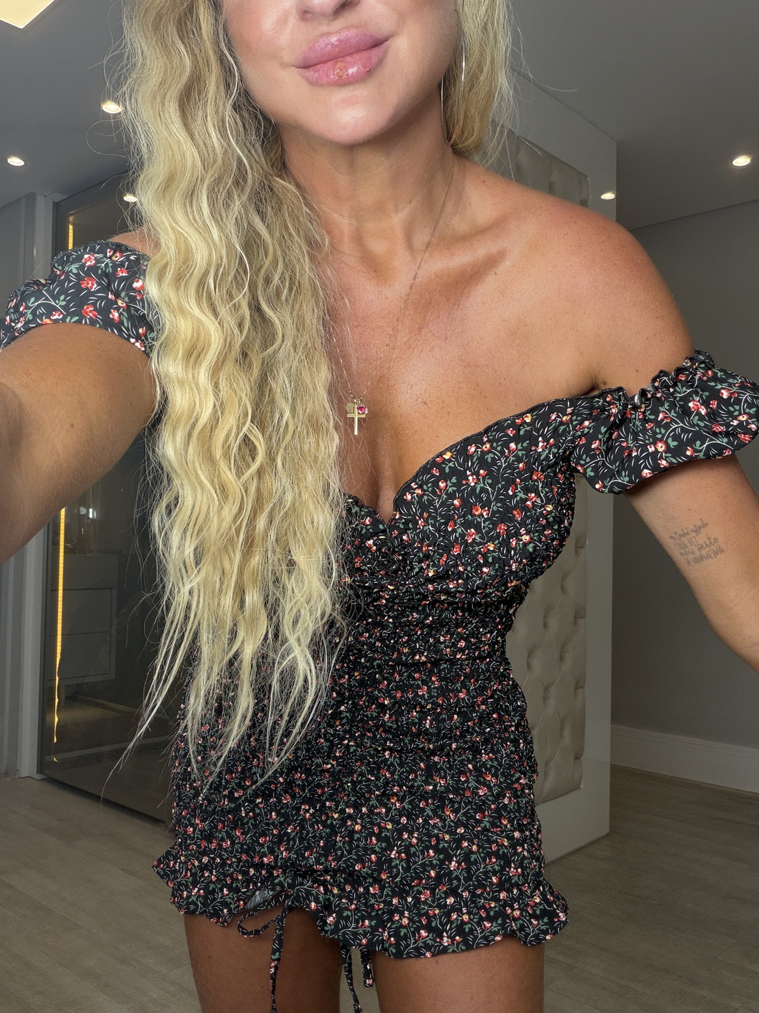 Vestido cereja preto com flores vermelhas e amarelas