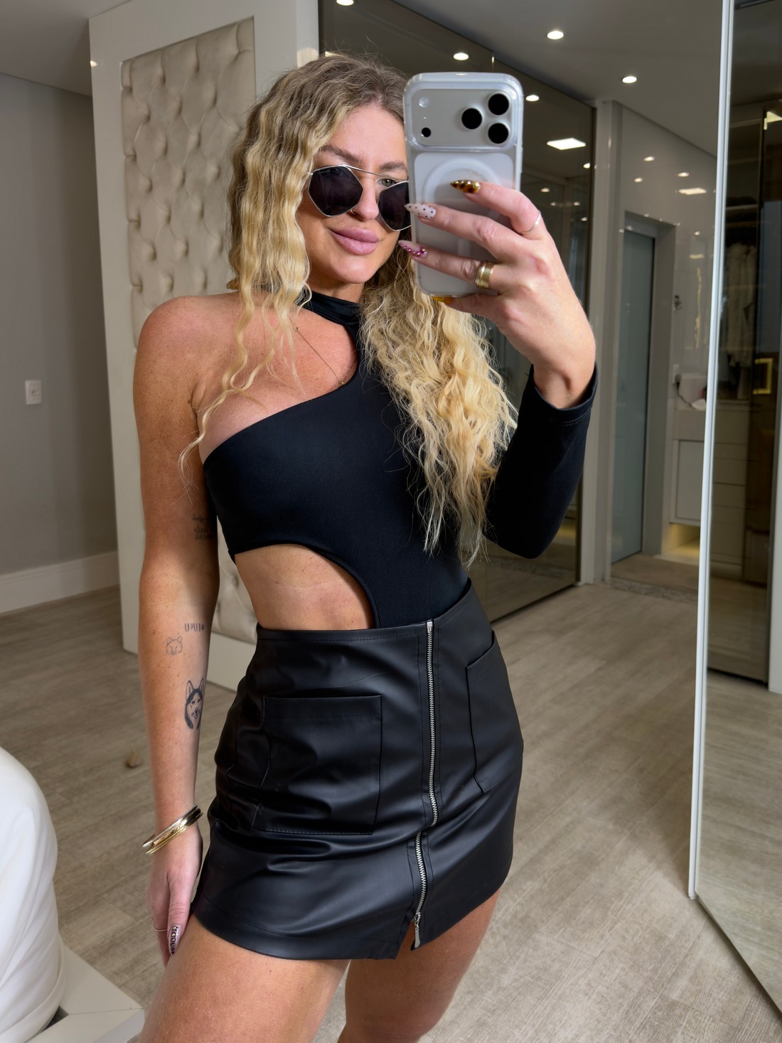 Short saia de couro sintético preto com zíper e bolsos carmem Short saia de couro sintético preto com zíper e bolsos carmem