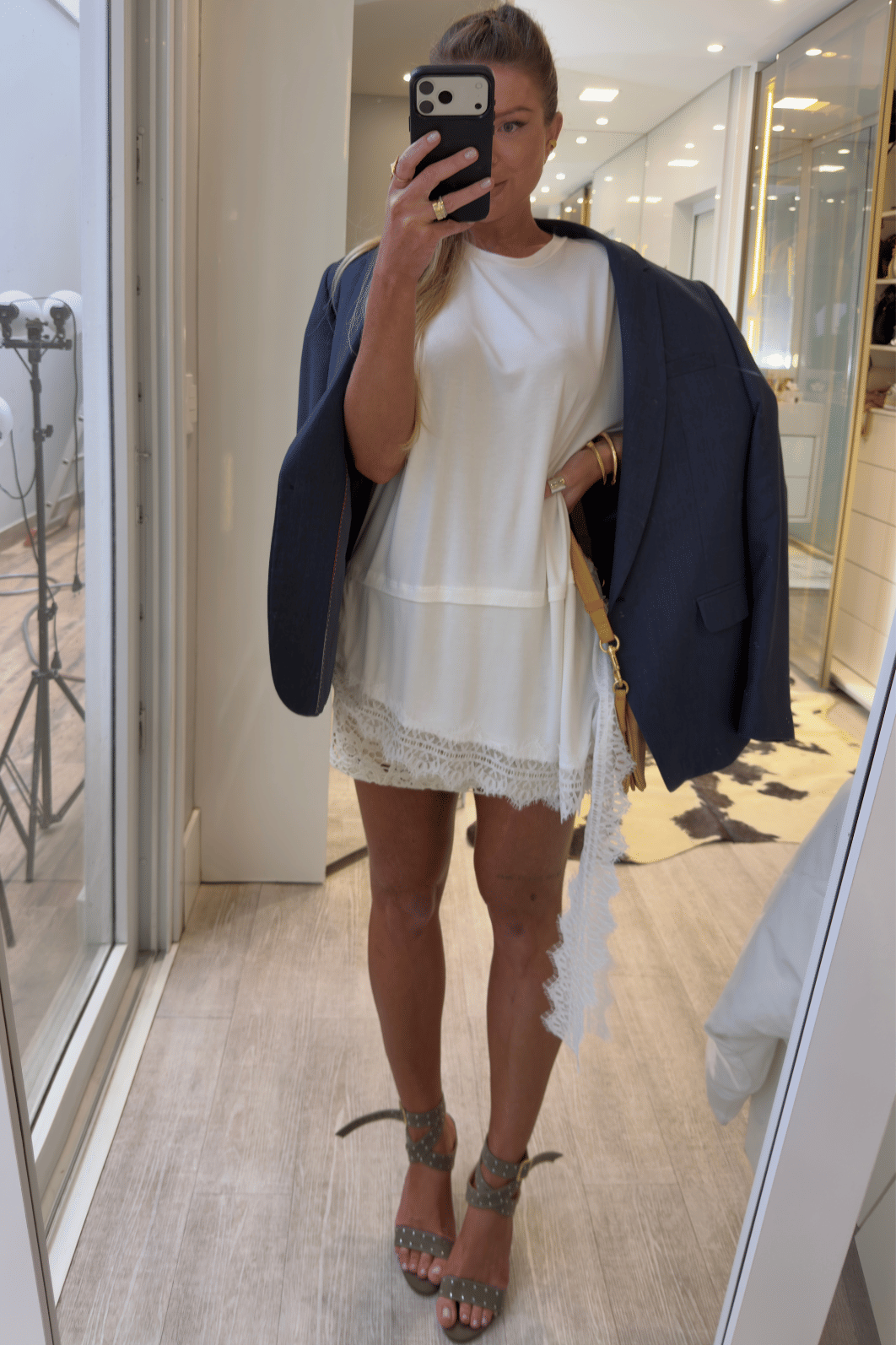 Blusa assimétrica com renda OFF WHITE Lígia Blusa assimétrica com renda OFF WHITE Lígia