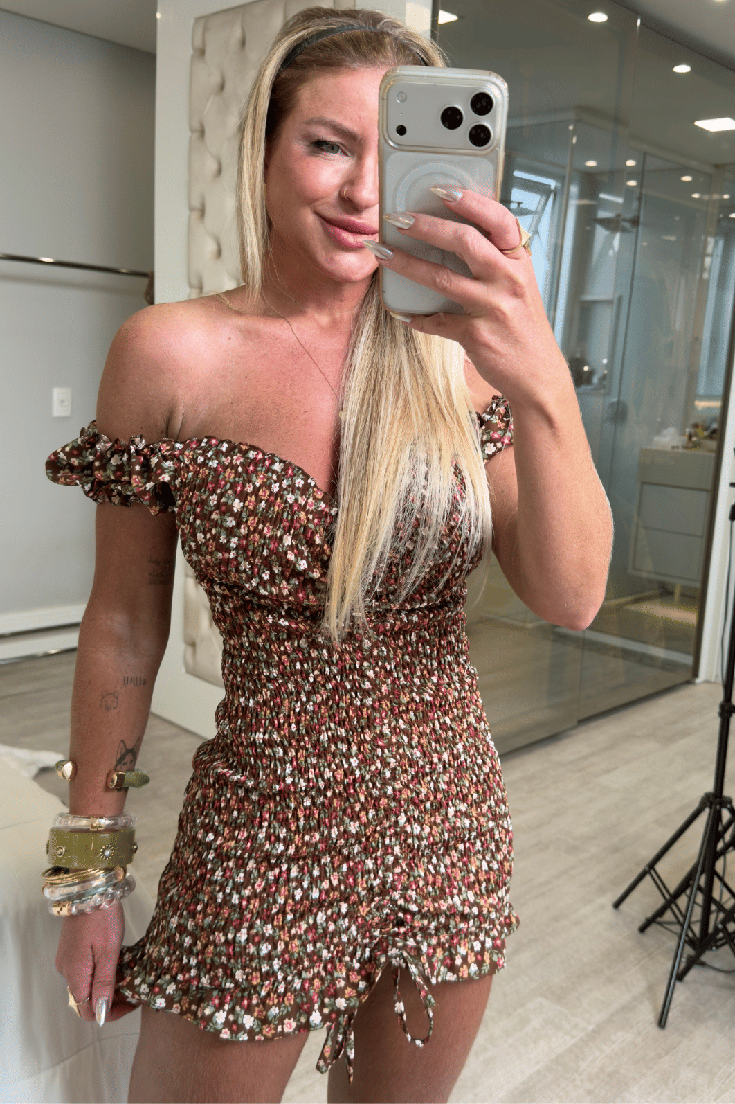 Vestido cereja marrom com estampa de flores