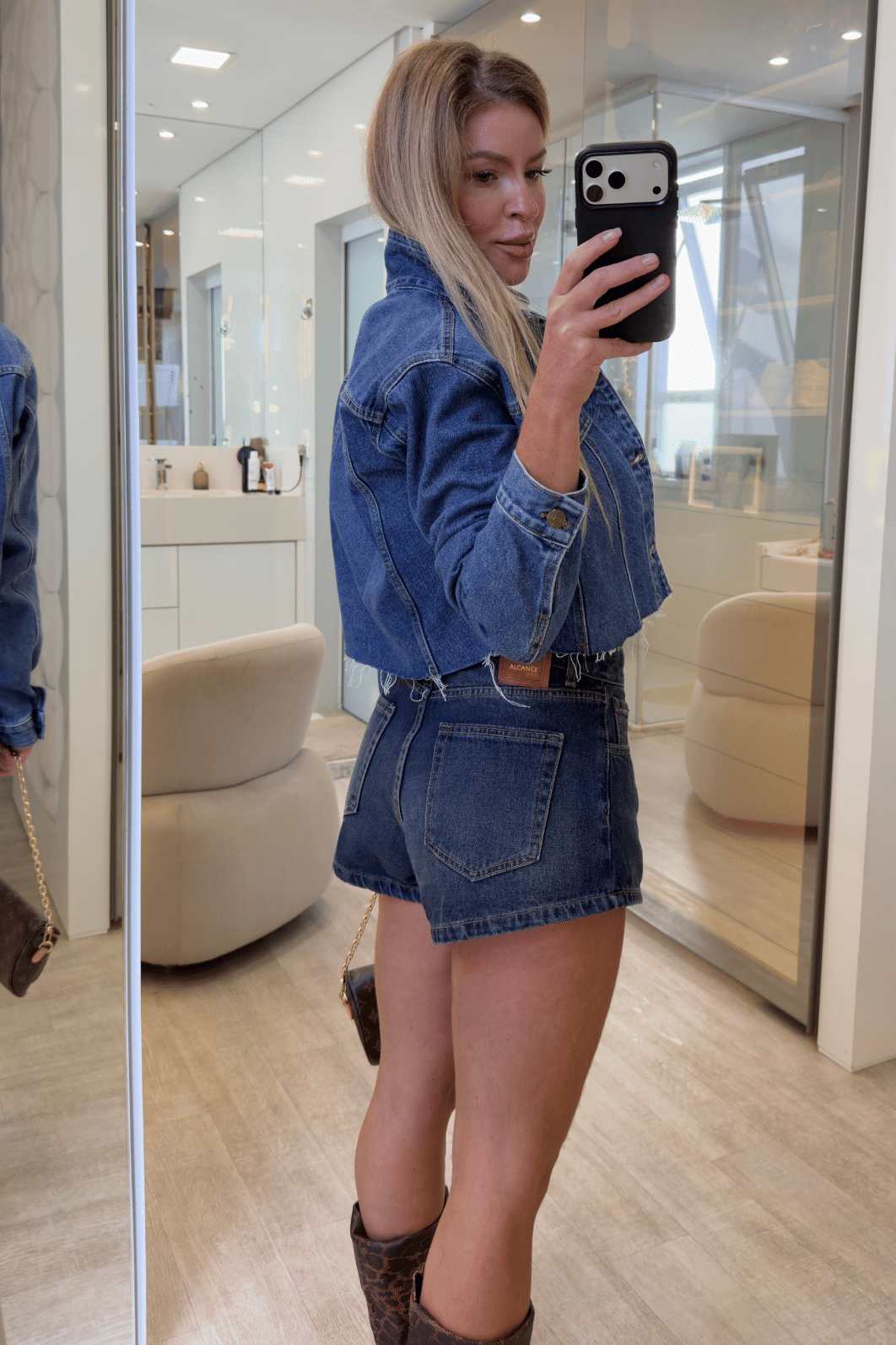 Jaqueta jeans cropped barra a fio Isabel Jaqueta jeans cropped barra a fio Isabel