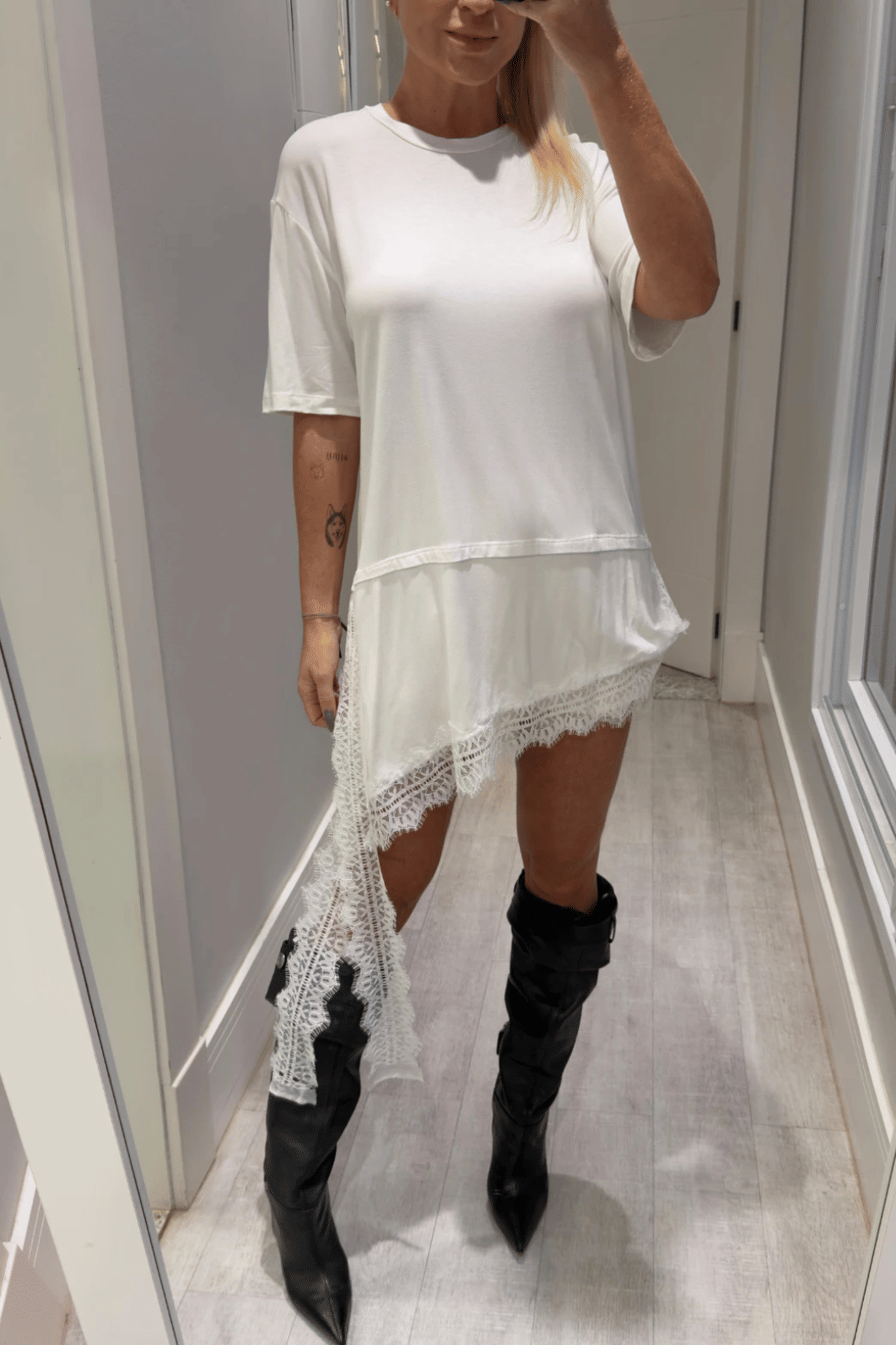 Blusa assimétrica com renda OFF WHITE Lígia Blusa assimétrica com renda OFF WHITE Lígia