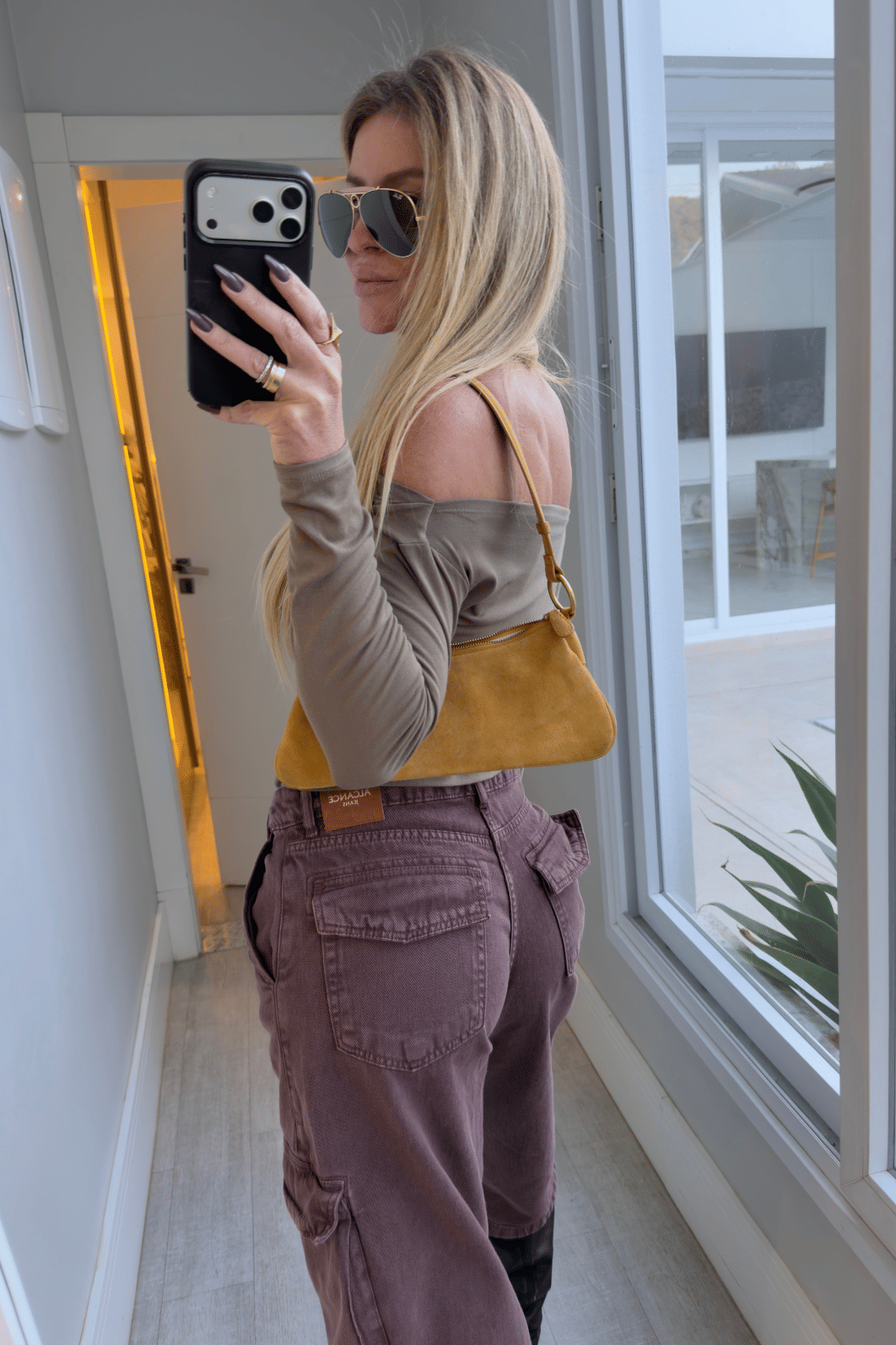 Blusa manga longa básica Elisia Blusa manga longa básica Elisia