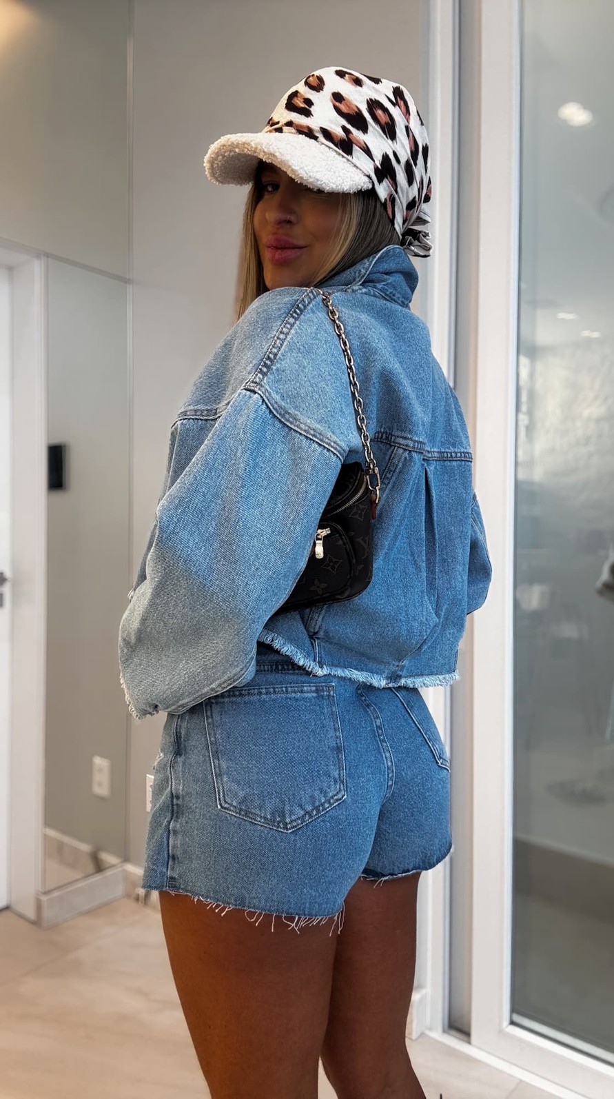 Short saia jeans barra corte à fio