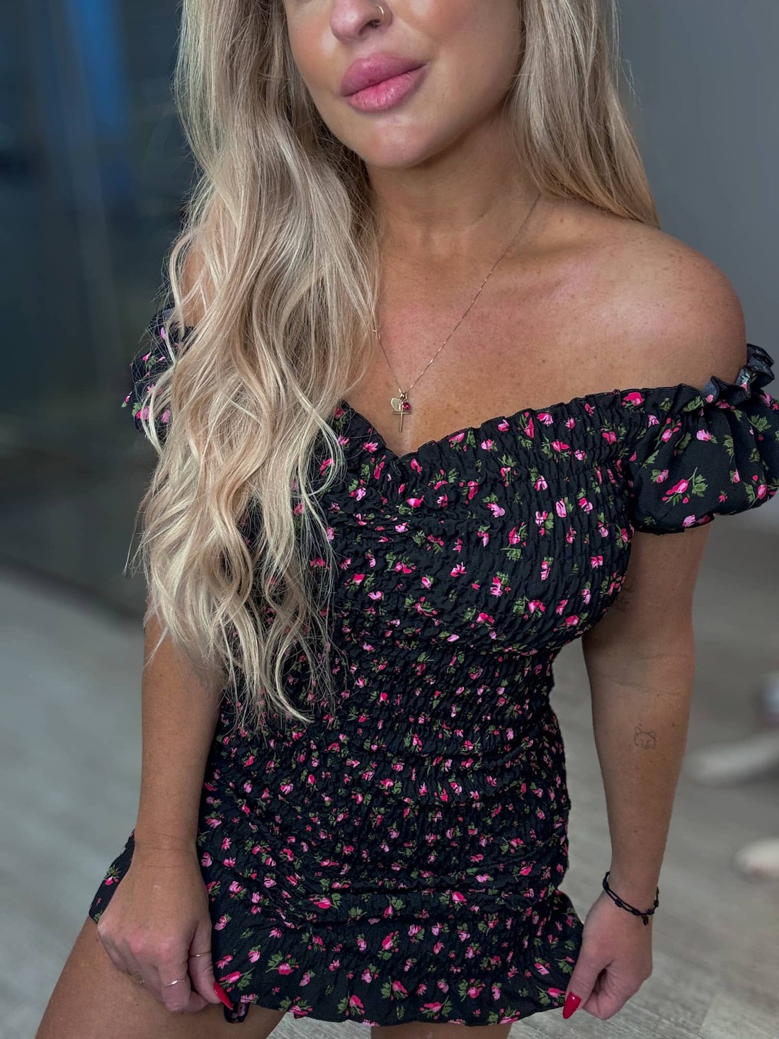 Vestido cereja preto com flores rosas