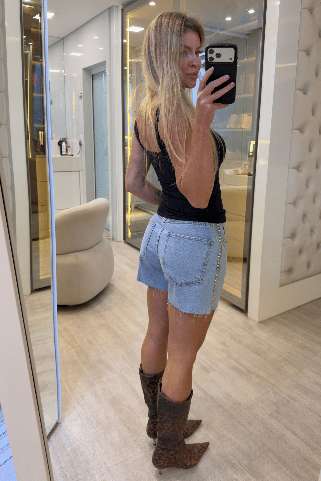 Short jeans com aplicação de tachas Bia