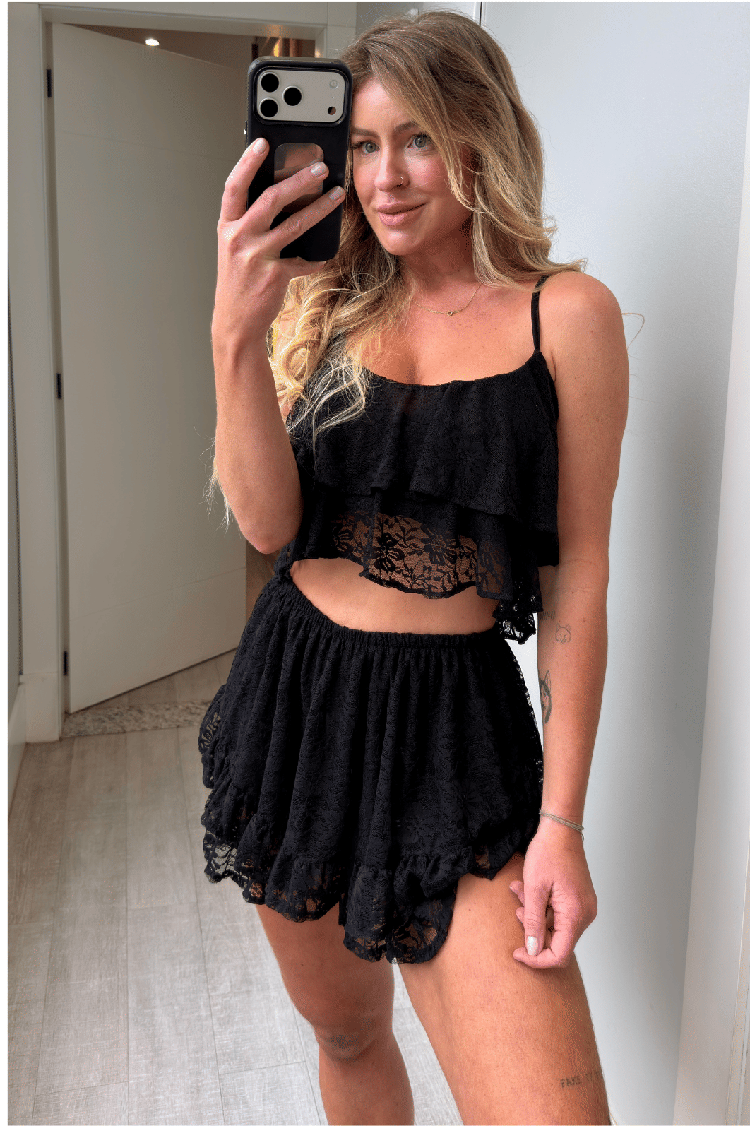 Blusa com babados em renda Ester PRETO Blusa com babados em renda Ester PRETO