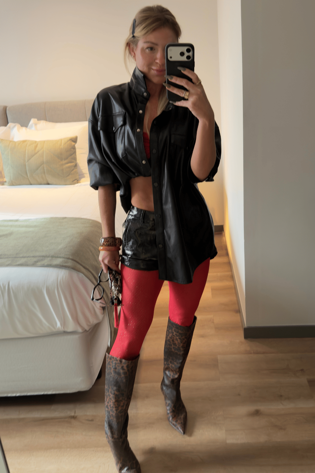 Short em couro Brilhoso PRETO Emanuelli