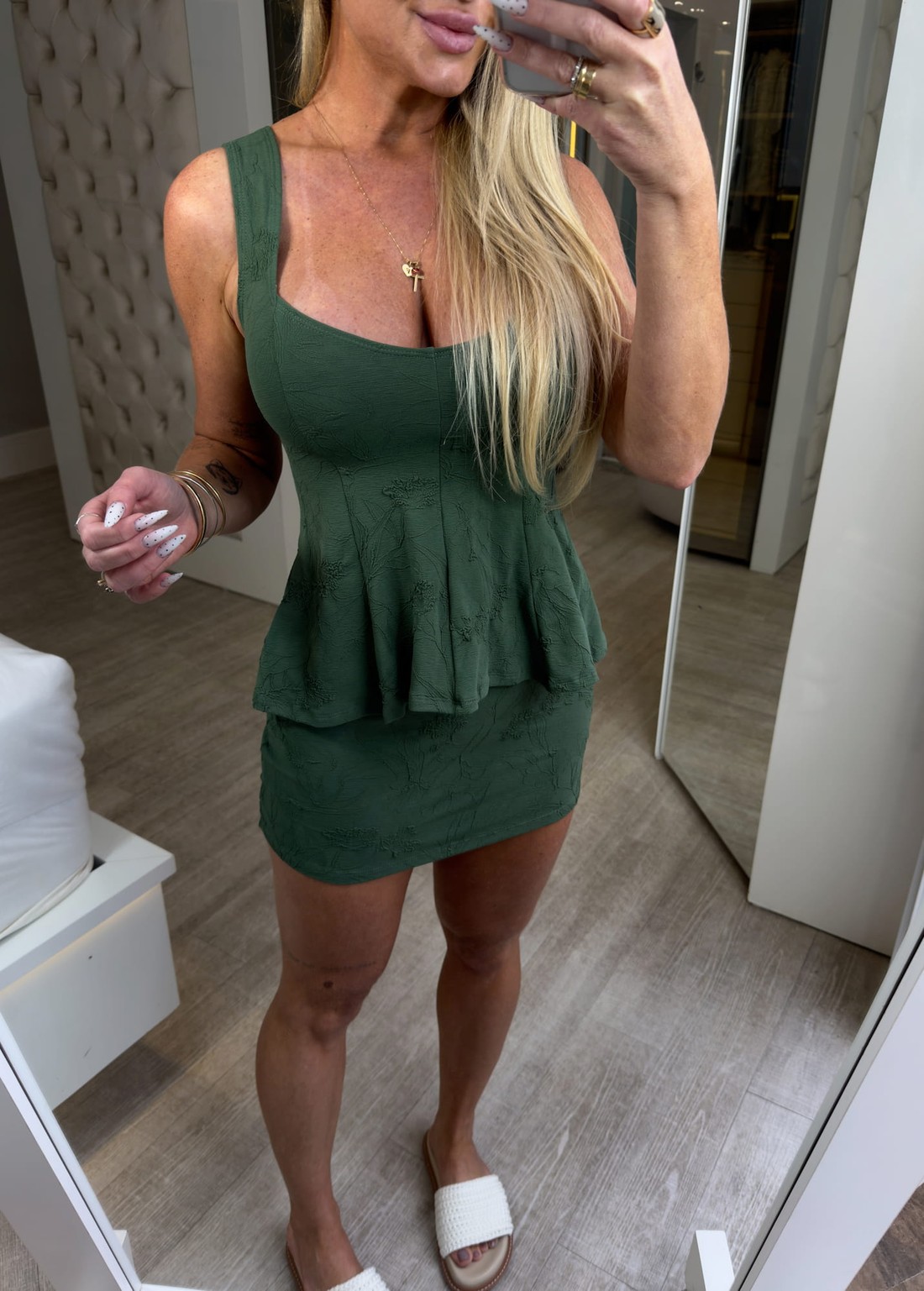 Conjunto blusa regata com babados e saia texturizado Eva verde Conjunto blusa regata com babados e saia texturizado Eva verde