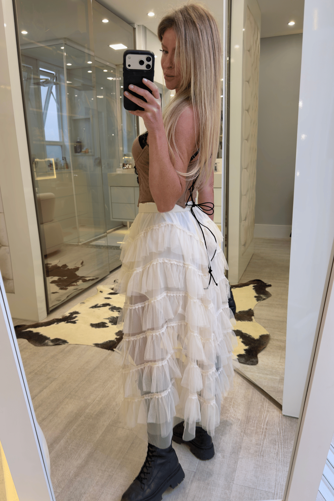 Saia midi em tule assimétrica com babados Miranda Saia midi em tule assimétrica com babados Miranda