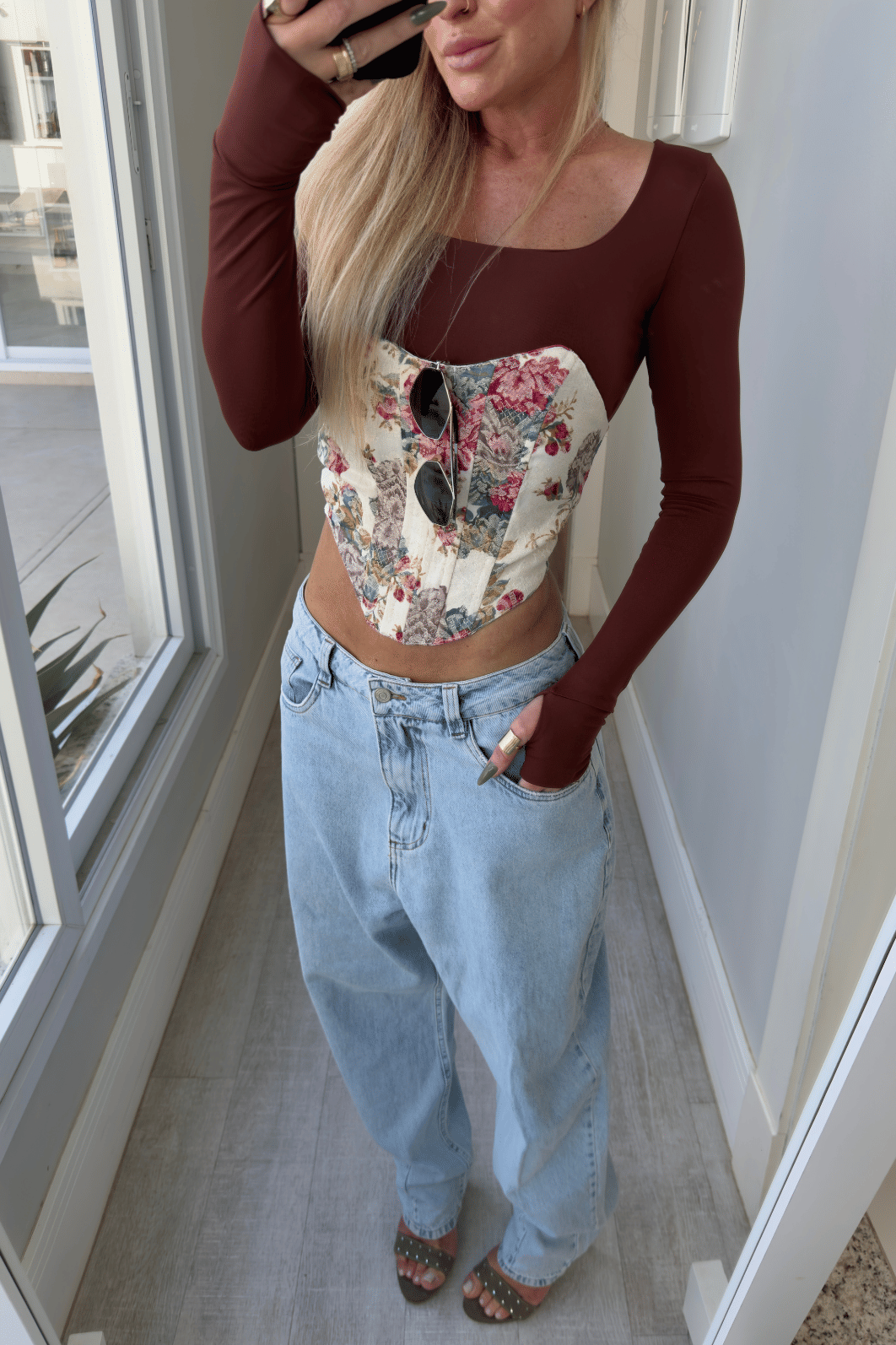 Cropped corset sem alças com estampa floral