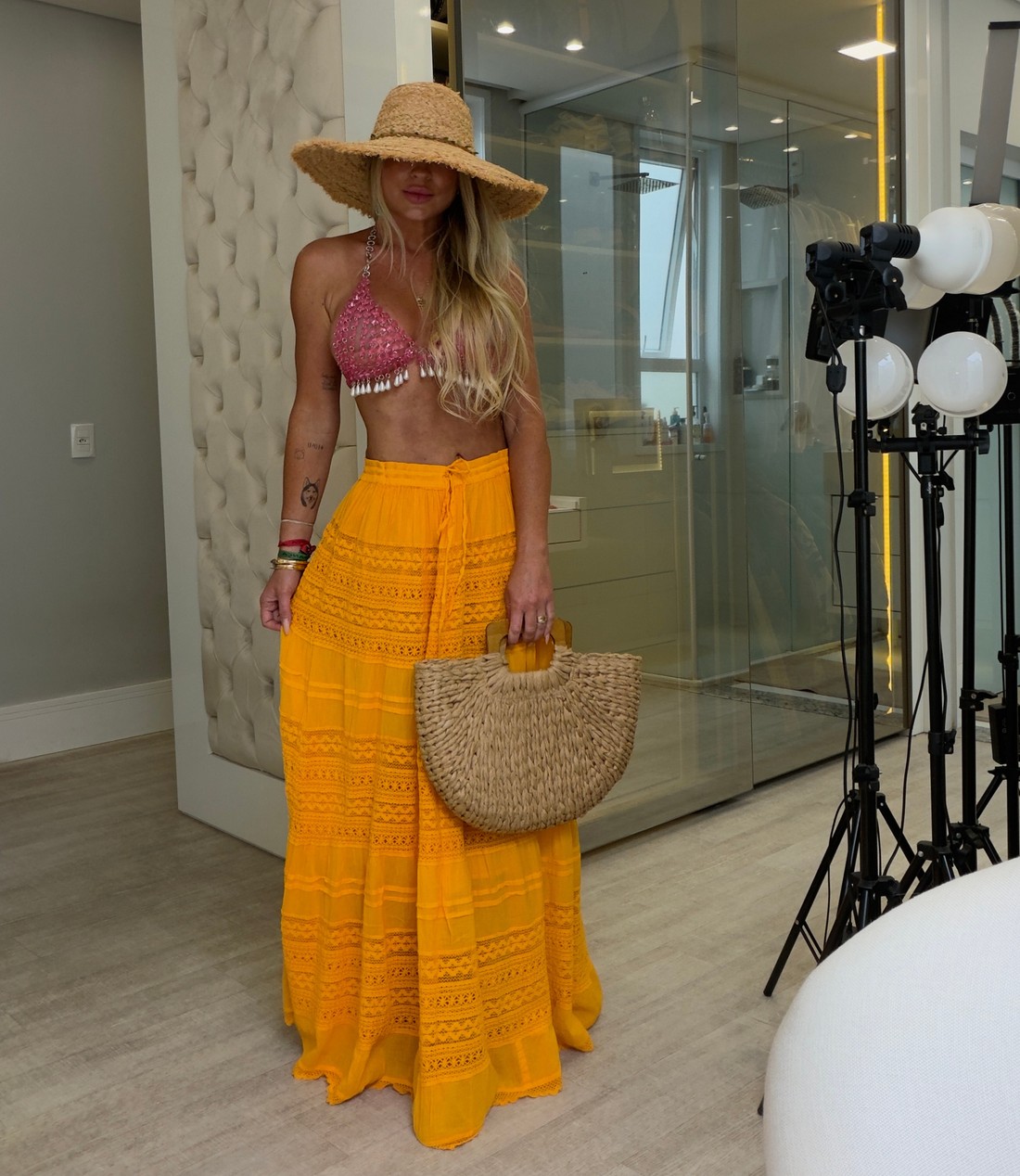 Bolsa de palha meia lua com alça em madeira Bolsa de palha meia lua com alça em madeira