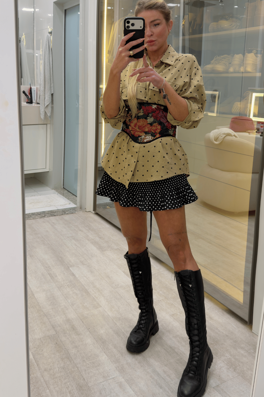 Cropped corset com alças largas e amarração estampado