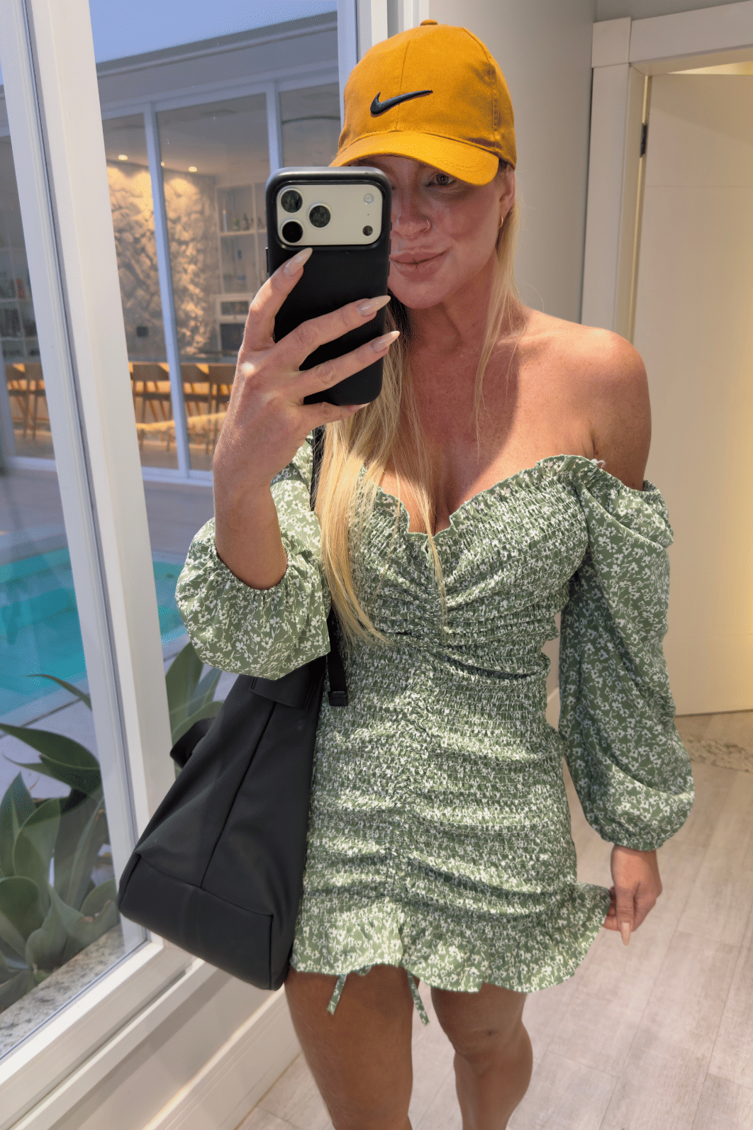 Vestido cereja manga longa verde com flores brancas