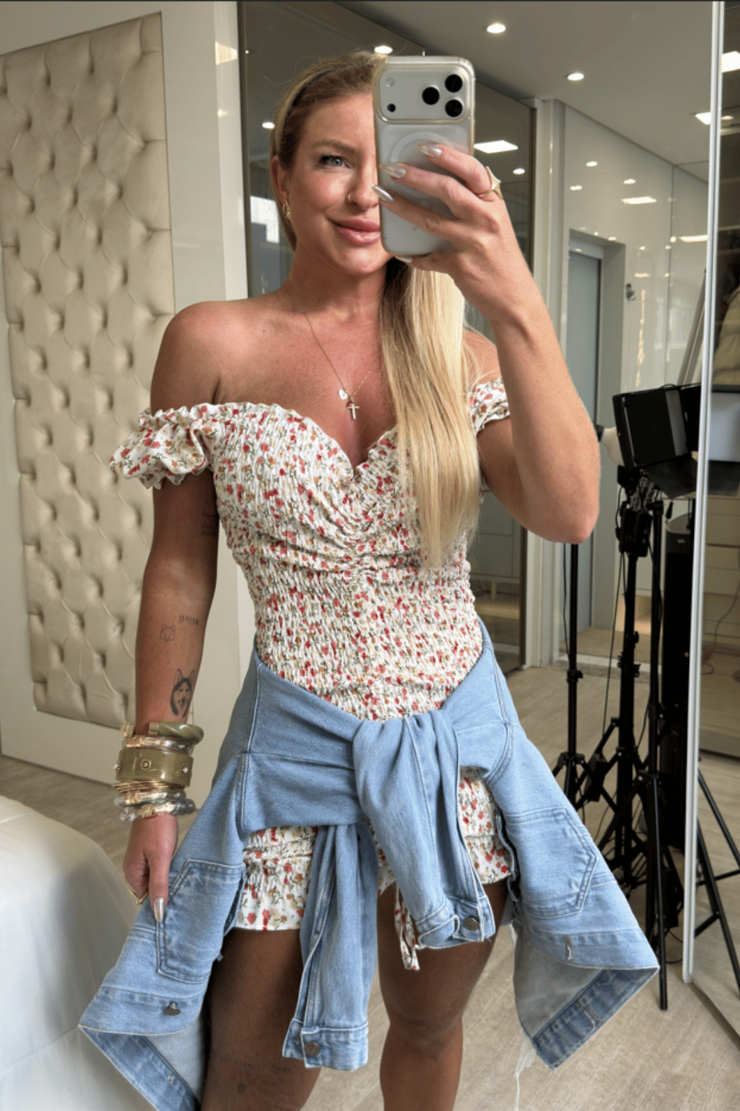 Vestido cereja off-white com flores vermelhas e marrom claro